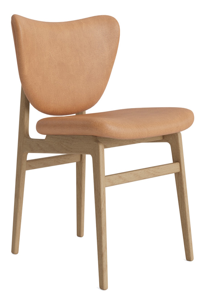 NORR11 Elephant Dining Chair, Frontgepolstert, helles Holzgestell und Ledersitzfläche in Cognac, modernes Möbeldesign.