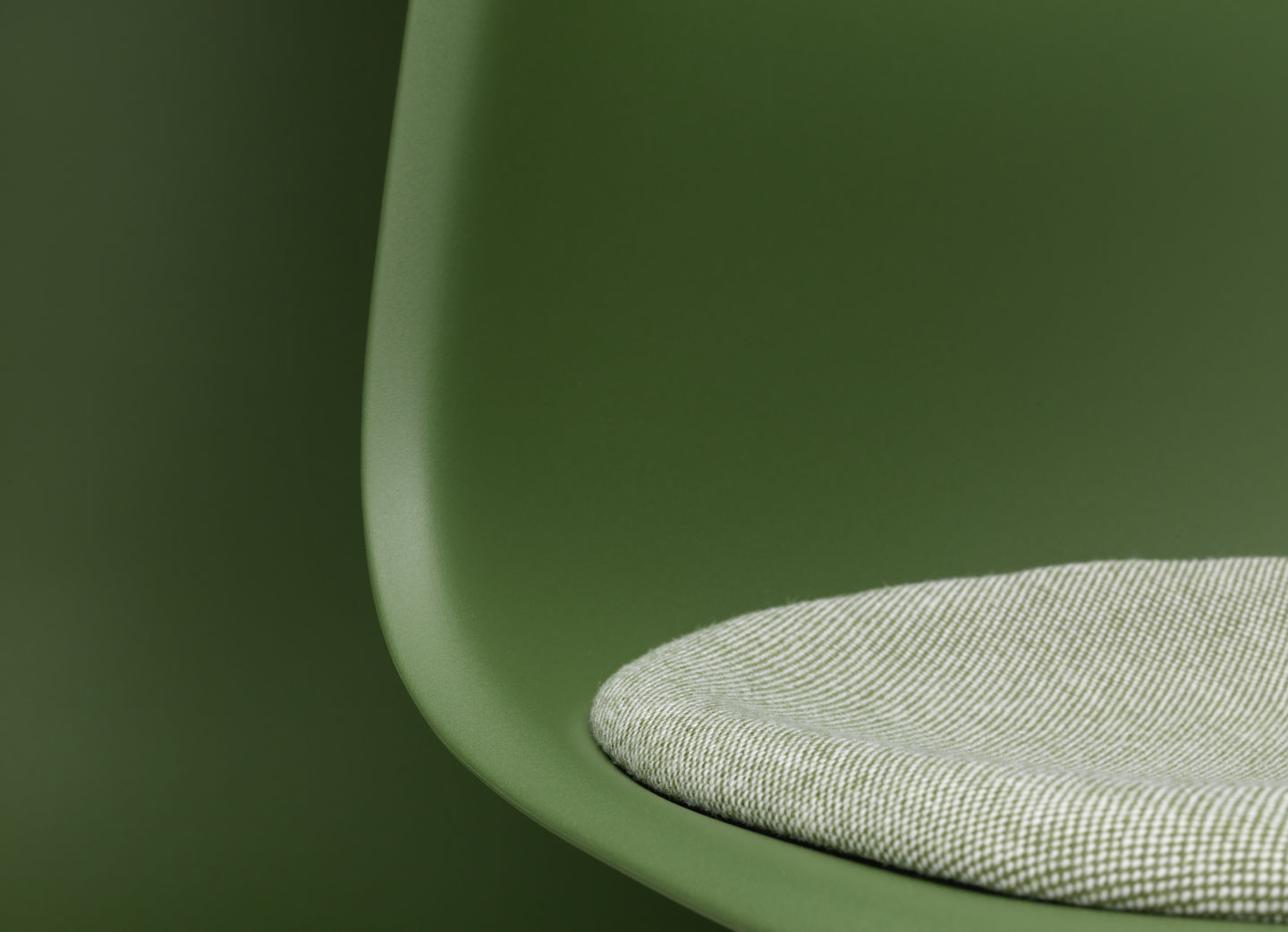 Eames Fiberglass Chair DSR Chair with Seat cushion Vitra
