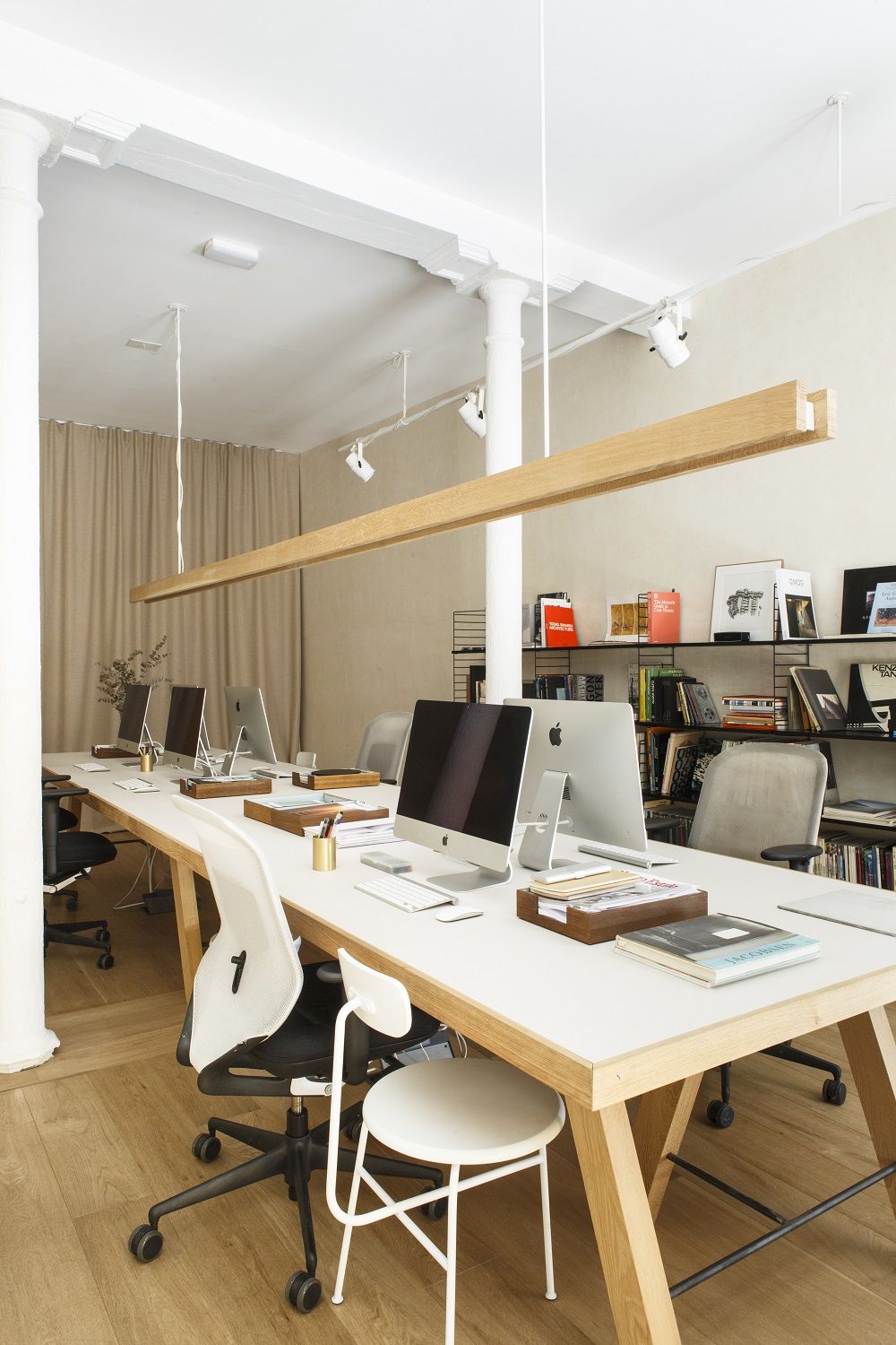 Büro mit langem Schreibtisch, Computern und verschiedenen Stühlen, darunter ein Afteroom Dining Chair von Audo Copenhagen.