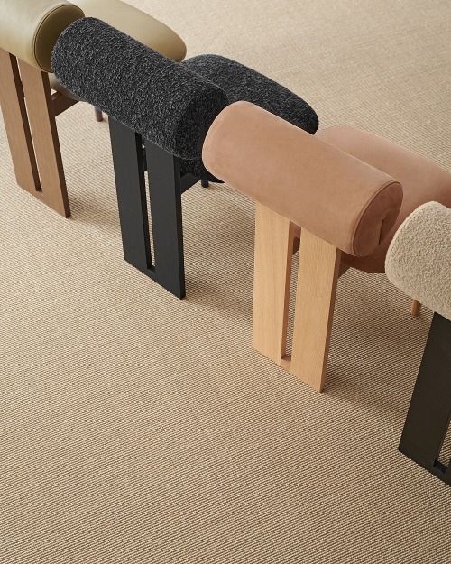 Mehrere Hippo Stühle von NORR11 in verschiedenen Farben und Stoffen auf einem Teppich. Moderner Hocker für Wohnzimmer.