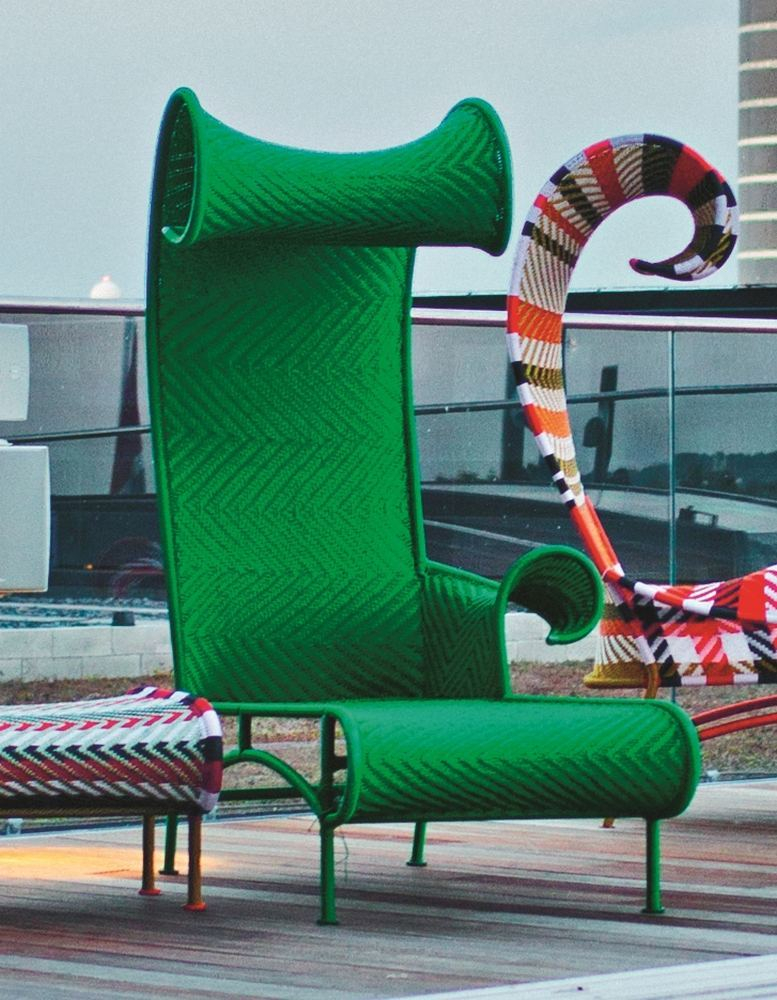Grüne Shadowy Chaise Longue Liege von Moroso: Moderne Outdoor Liege mit Webmuster.