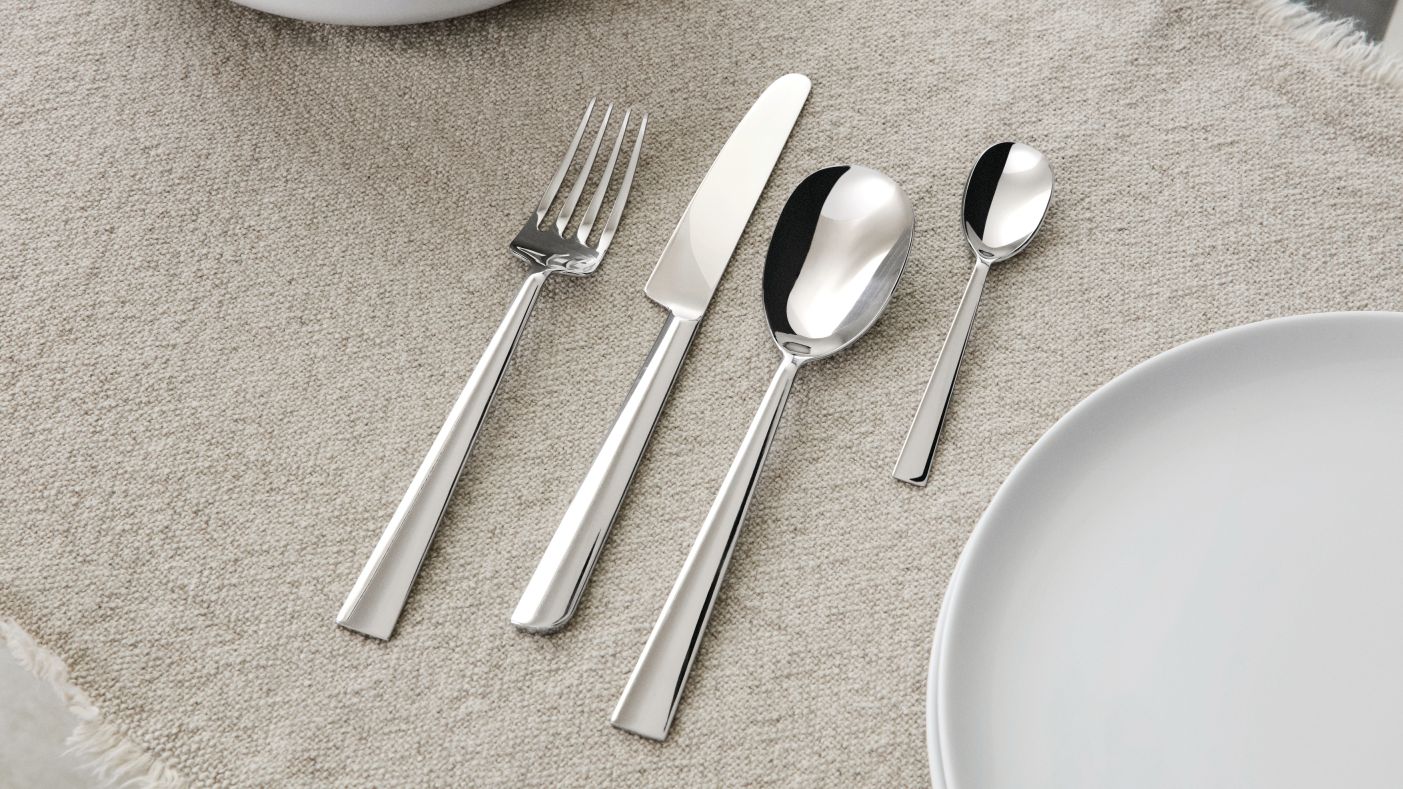 Asta Besteck von Alessi, 24-teiliges Set aus Edelstahl, Messer, Gabel, Löffel und Teelöffel.