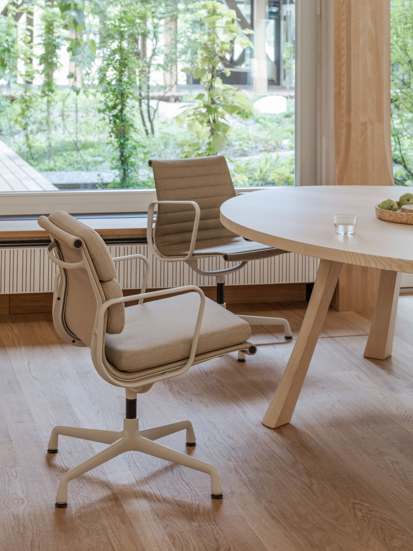 Aluminum Chair EA107 / EA 107 Chair Vitra