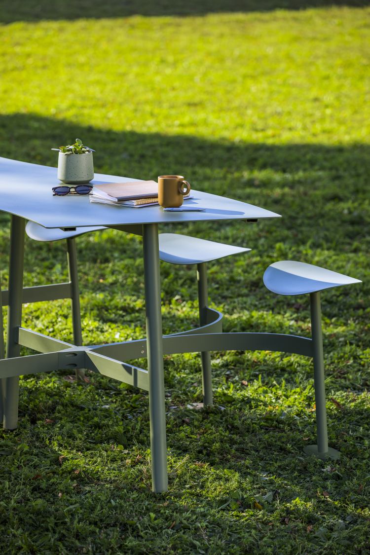 Fermob Bolder Gartentisch mit drei Sitzplätzen im Freien, modernes Design für Garten und Terrasse.