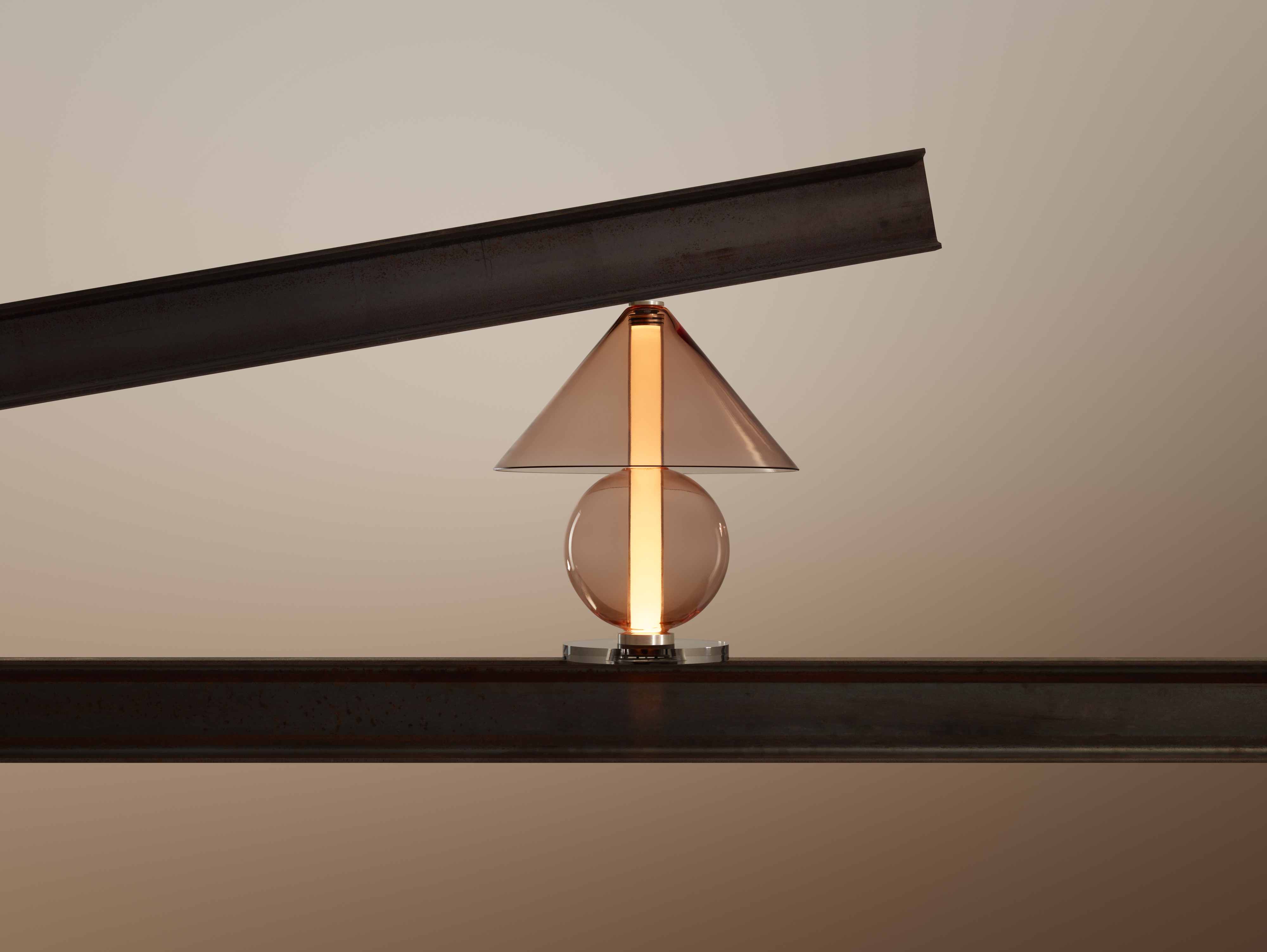 Fragile table lamp marset