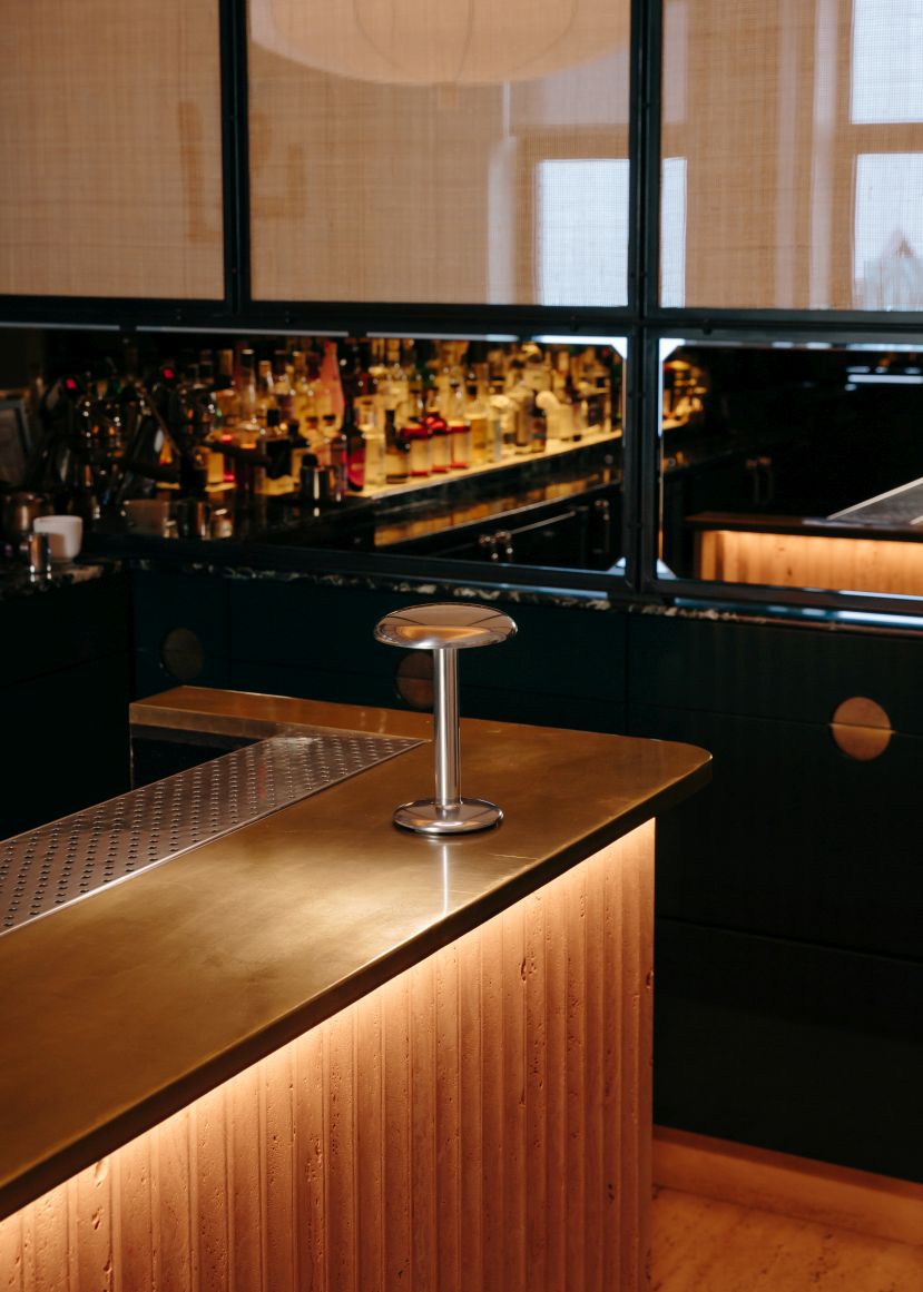 Gustave Akkuleuchte Flos, poliertes Silber, Tischleuchte für Bar oder Restaurant, kabellos.