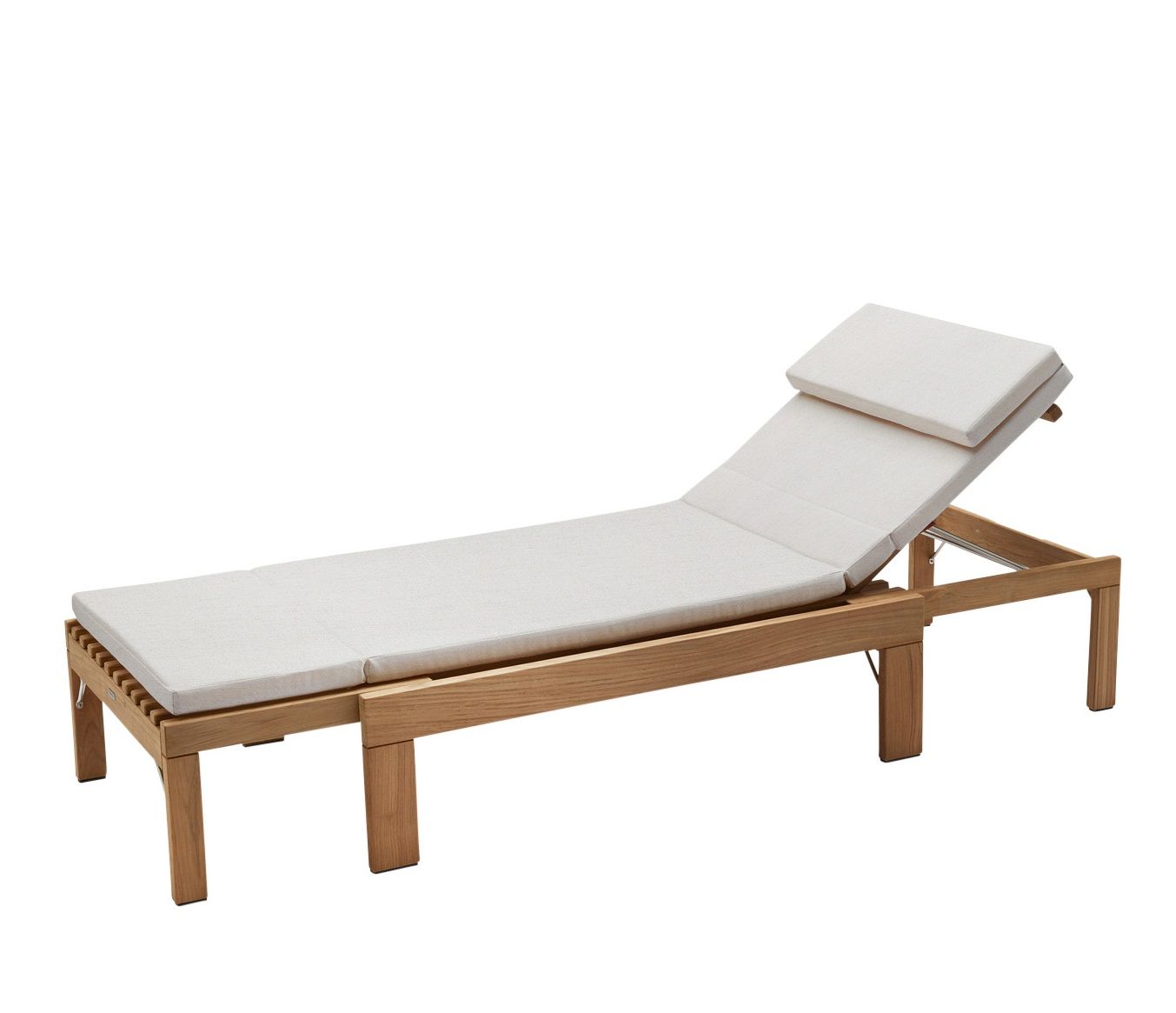 Riviera Cushion Sitzkissen auf Skagerak Sonnenliege, Outdoor-Möbel mit Papyrus-Bezug für Garten und Terrasse.