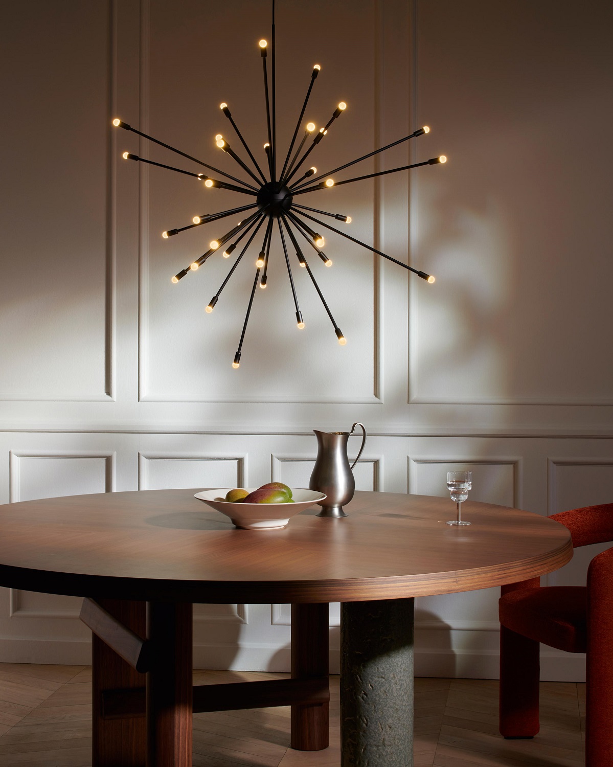 Galaxy Hängeleuchte von Cassina über Esstisch. Moderne Pendelleuchte für stilvolle Beleuchtung im Esszimmer.