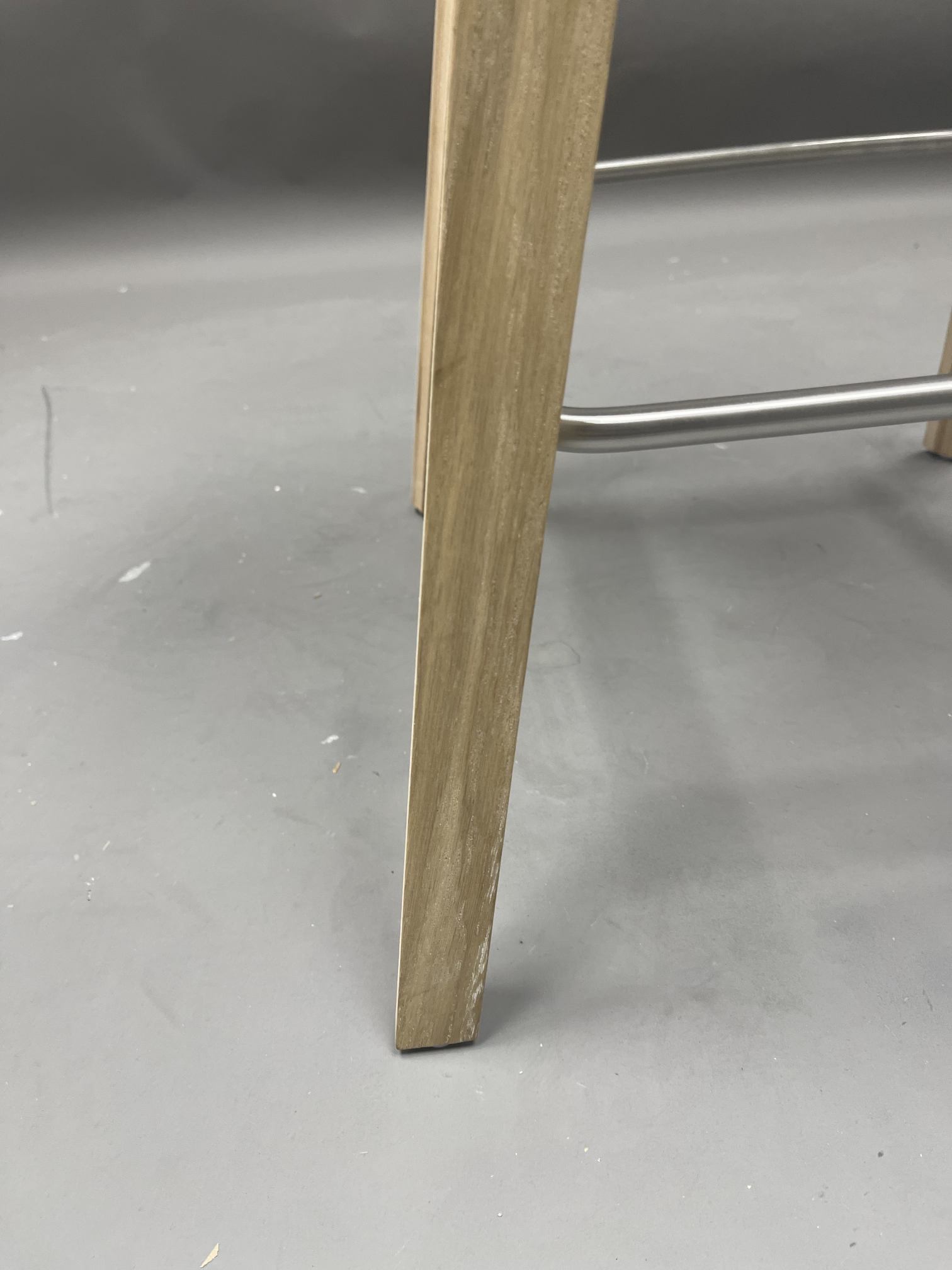 About a Stool AAS32 / AAS 32 Bar stool LOW OAK SOFT / PASTELL GREEN Hay MÄNGELEXEMPLAR  