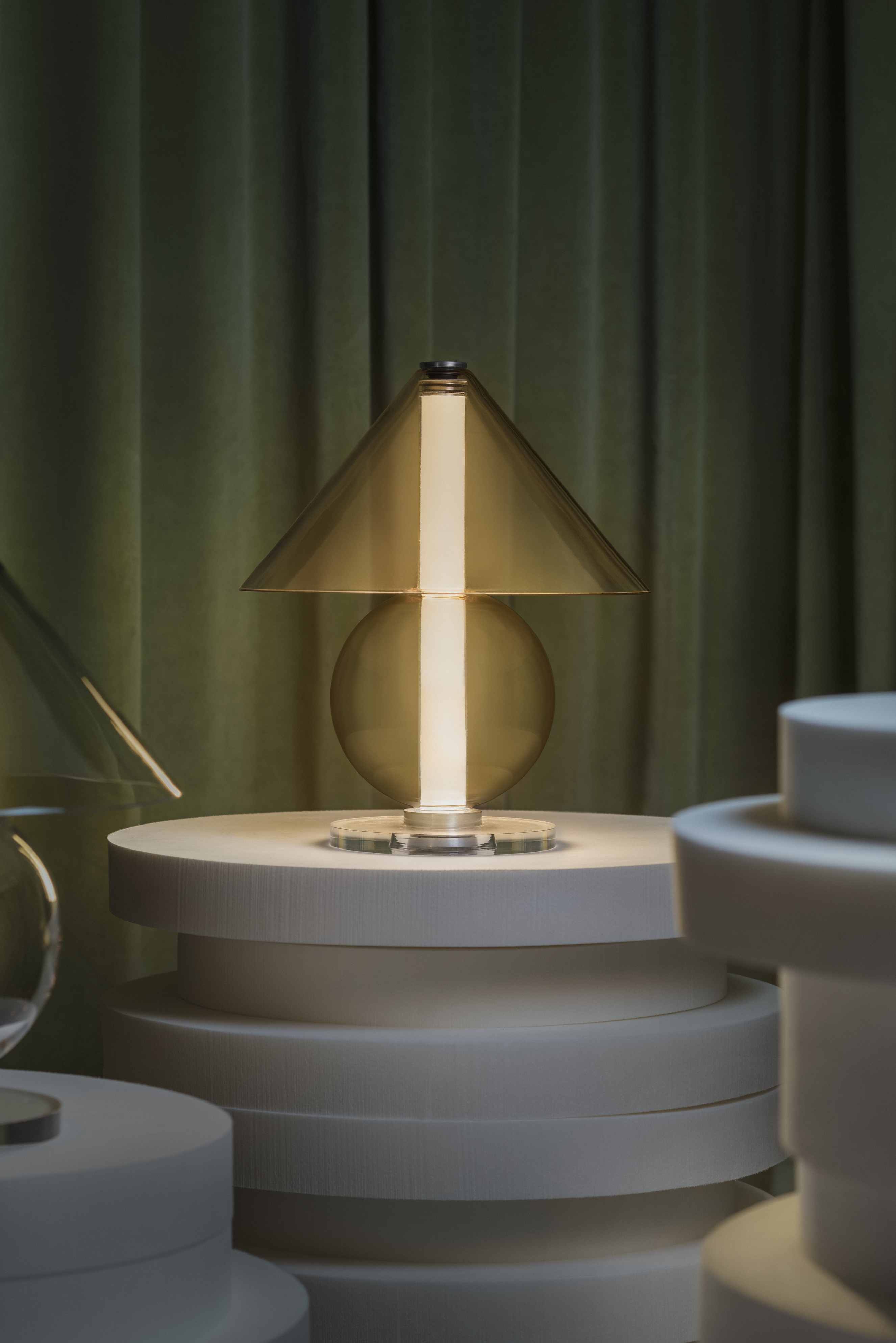 Fragile table lamp marset