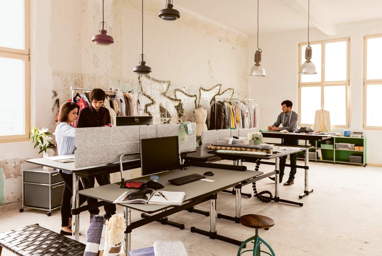 Büro mit USM Haller Tischen und Privacy Panels für verbesserte Arbeitsplatzorganisation und Schallschutz.