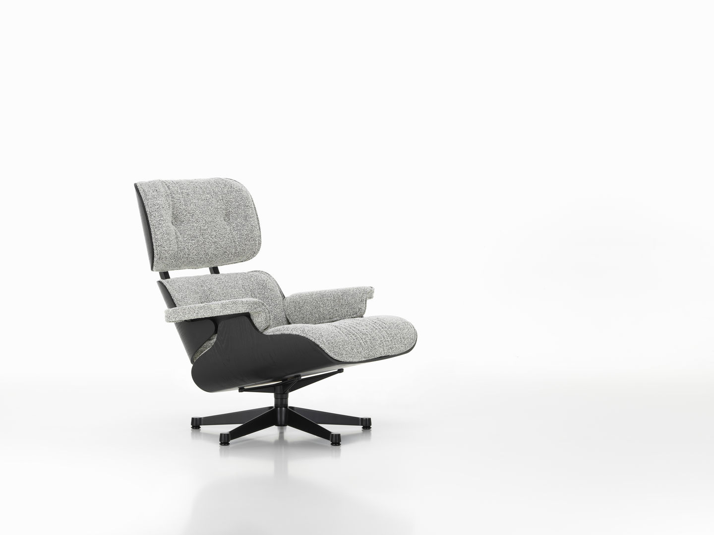 Eames Lounge Chair von Vitra mit Ottoman, grau melierter Stoffbezug und schwarzem Holzgestell.
