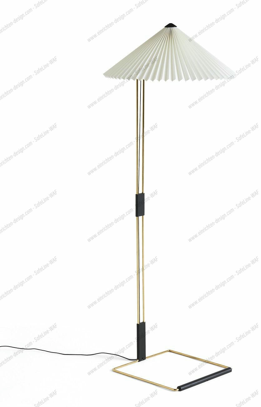 Weiße Hay Stehleuchte Matin Floor Lamp mit plissiertem Schirm und goldenem Gestell.