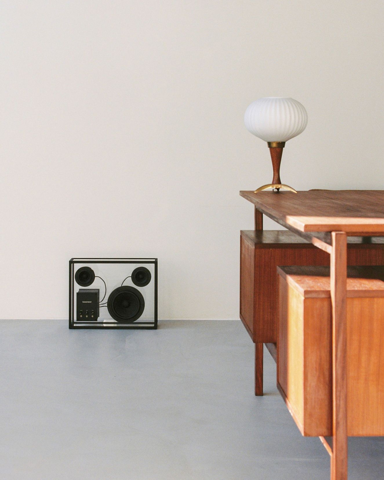 Transparent loudspeaker Transparent