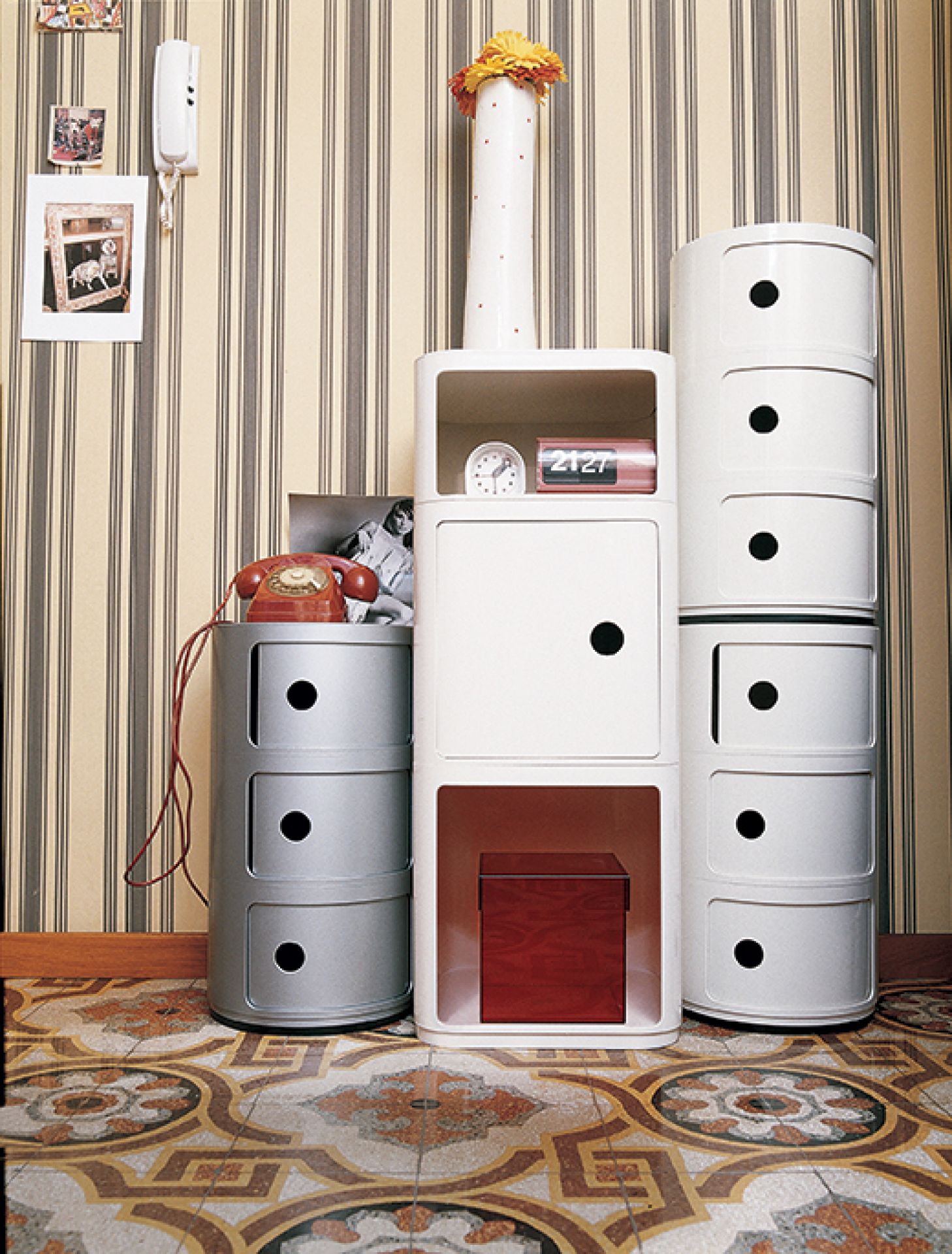 Componibili von Kartell: Silbernes 3er Element, weißes 4er Element und offenes Element als modulare Aufbewahrungslösung.