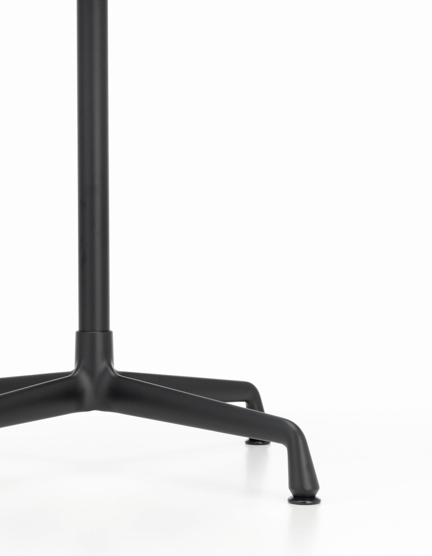 Eames Contract Table round Ø70 cm Vitra