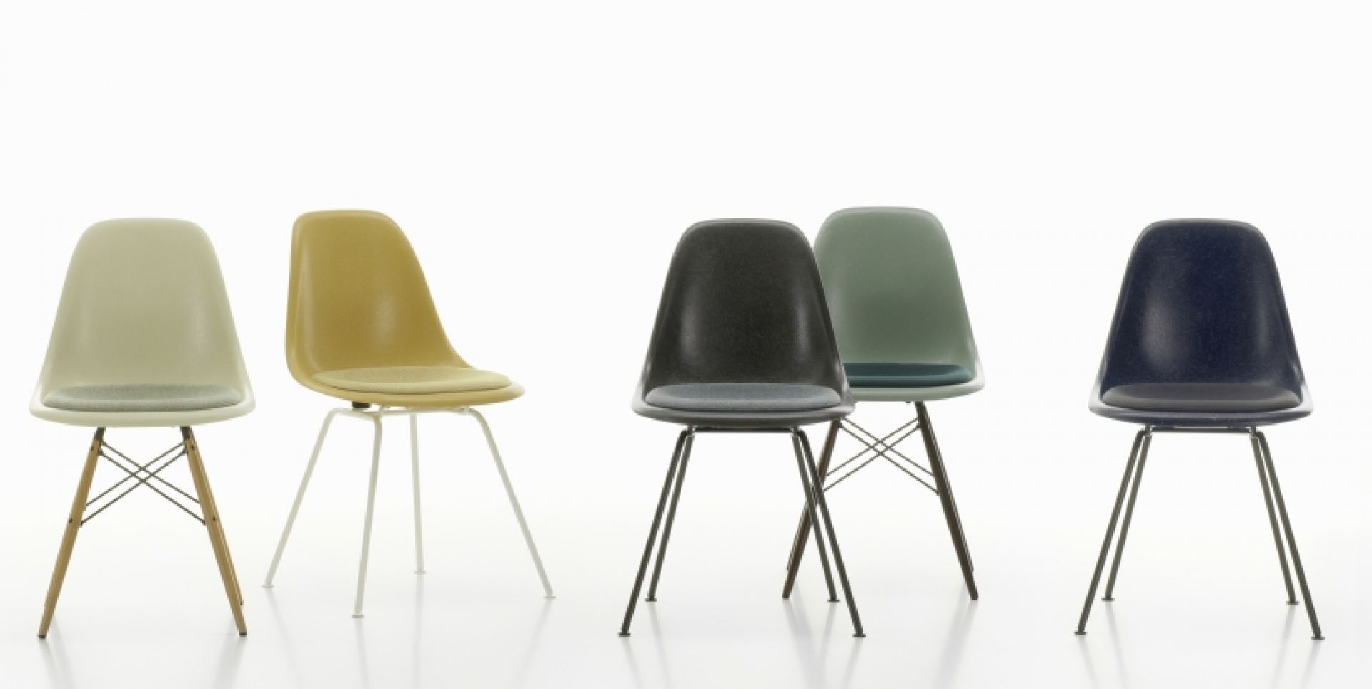 Eames Fibreglass Chair DSX Chair with seat cushion Vitra