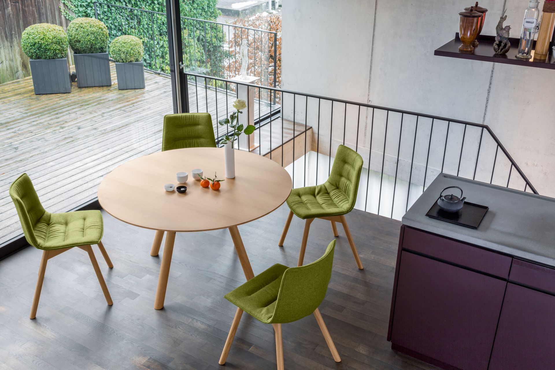 Akio Round table Girsberger