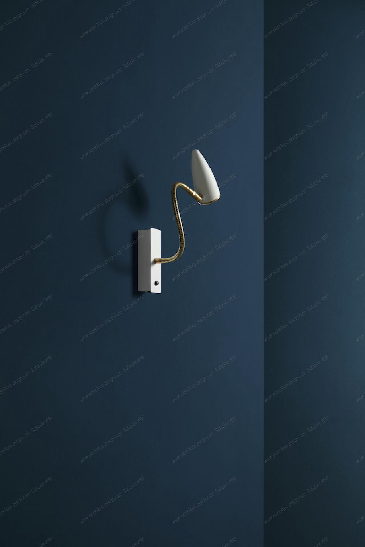 Weiße CicloItalia Wandleuchte mit flexiblem Arm und goldenen Details vor blauem Hintergrund.