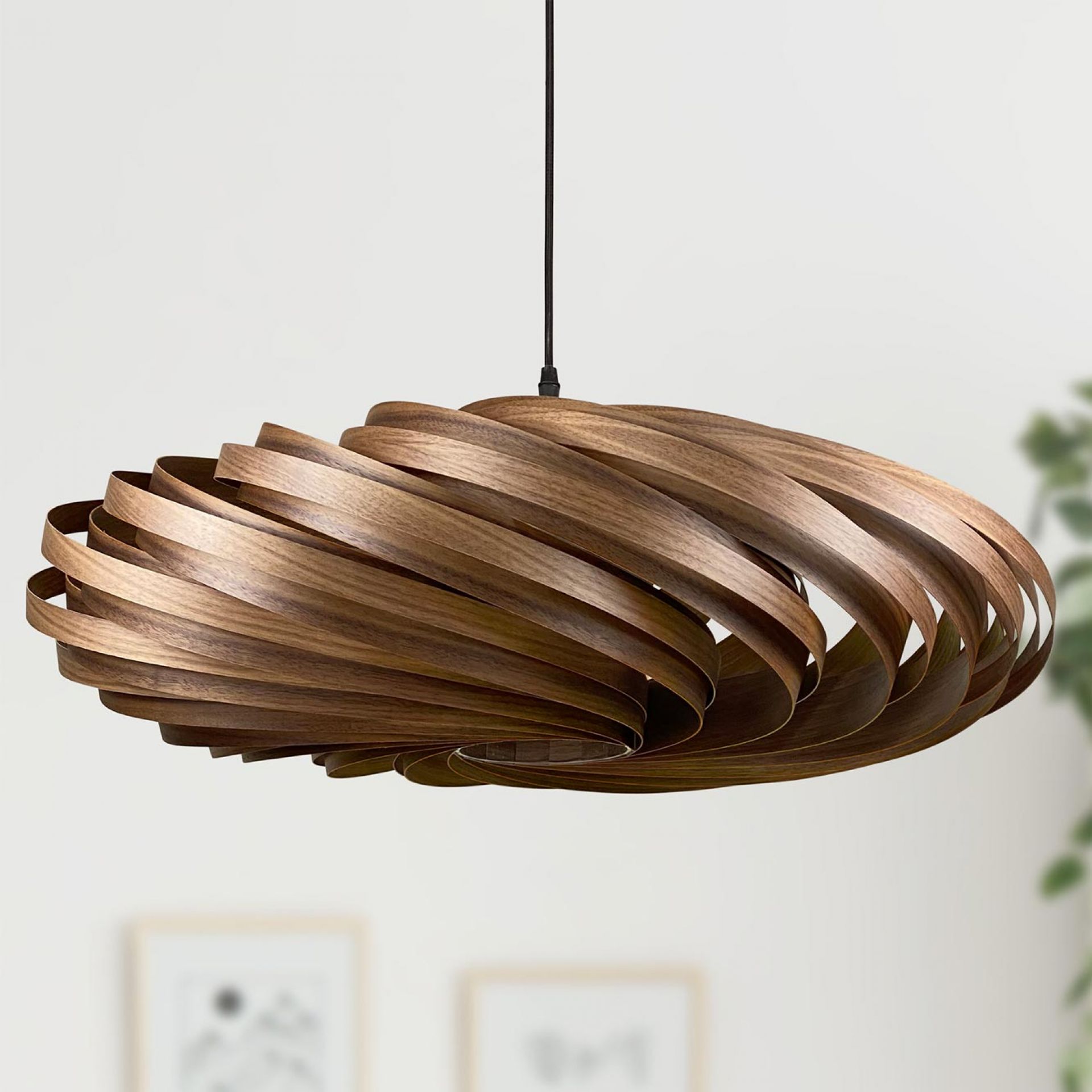 Veneria Hängeleuchte aus Nussbaumholz, spiralförmiges Design, moderne Pendelleuchte für Wohnzimmer und Essbereich.