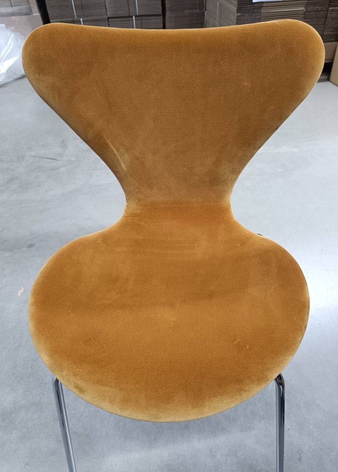 Series 7 3107 Velvet Chair Chair full upholstery velvet ochre/chrome Fritz Hansen INDIVIDUALS