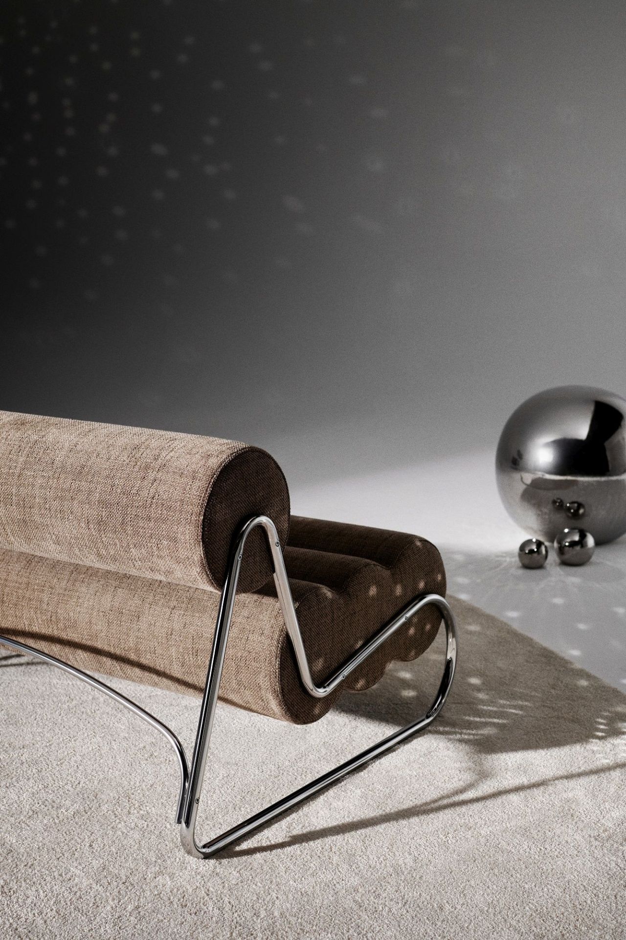 Fave Sofa 2-Sitzer von Norr11 mit schwarzem Gestell und braunem Stoffbezug, modernes Design für Wohnzimmer.