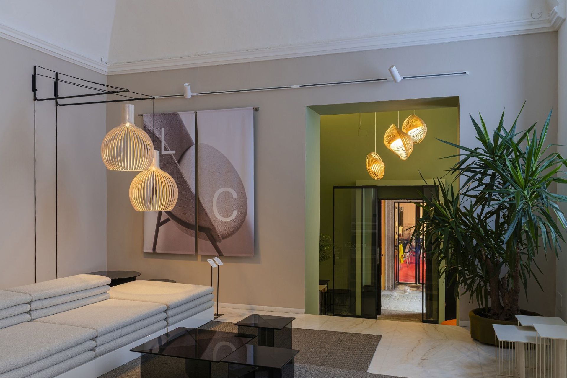Helle, moderne Inneneinrichtung mit Adilo Pendelleuchten von Secto Design aus hellem Holz und passenden Möbeln.