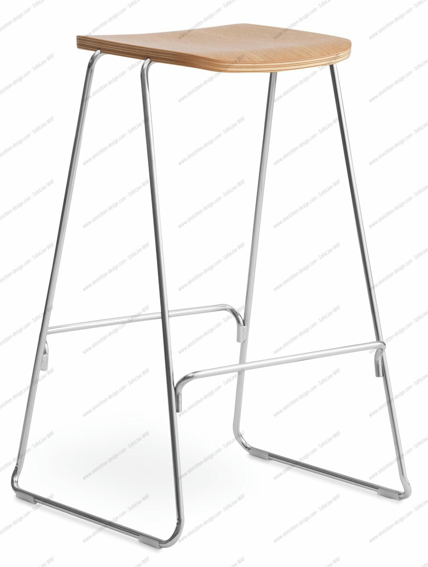 Just Barstool von Normann Copenhagen: Barhocker mit hellem Holz-Sitz und verchromtem Metallgestell.