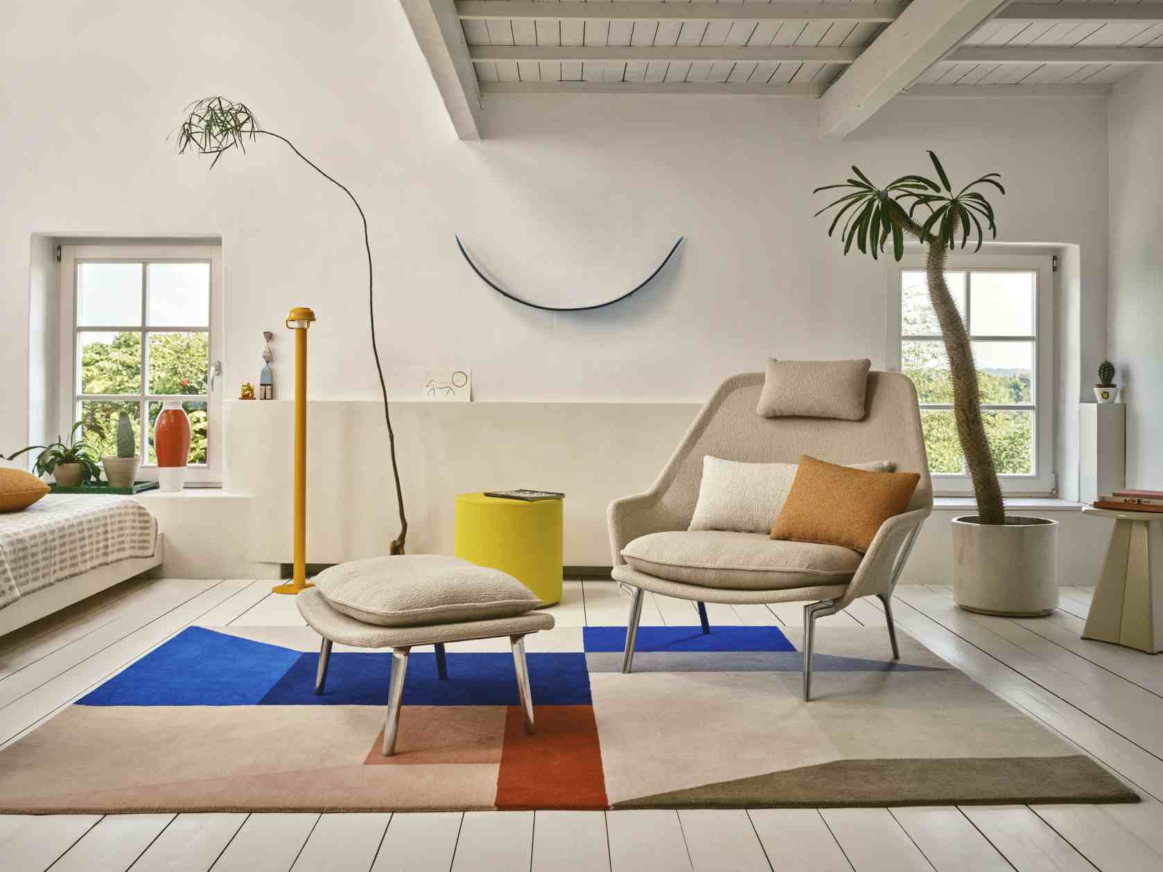 Vitra Slow Chair mit Ottoman, Stoffbezug, helles Wohnzimmer mit Designermöbeln und Teppich.