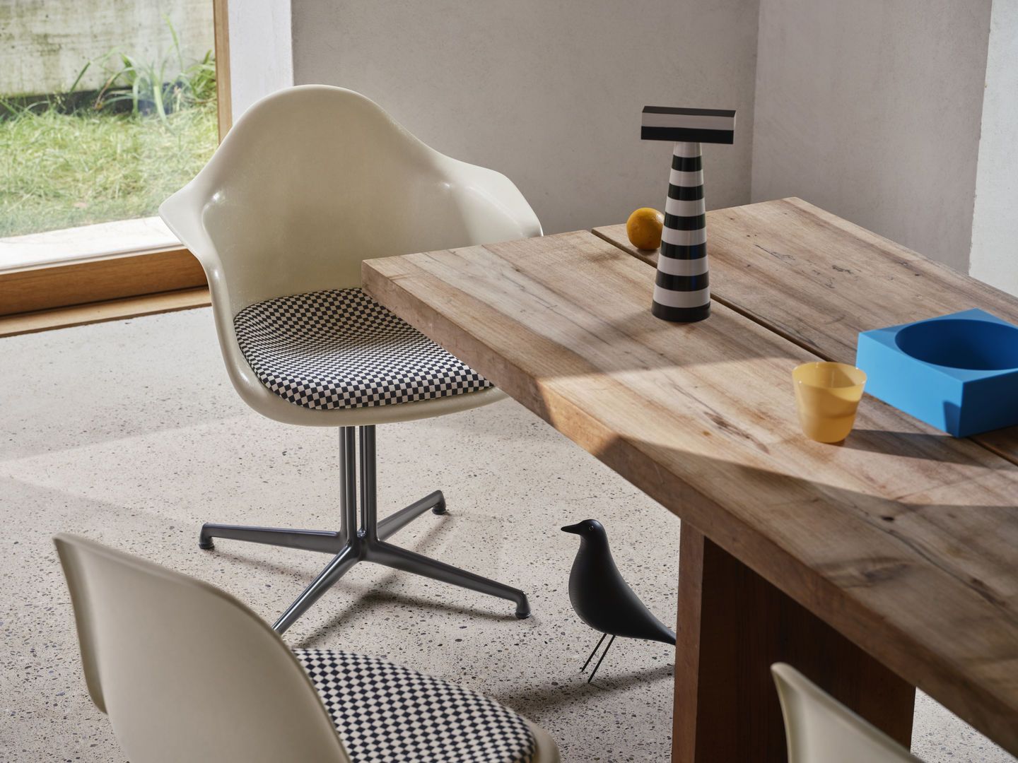 Eames Plastic Arm Chair DAL with seat cushion Vitra