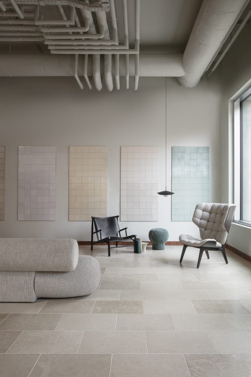 Innenaufnahme mit NORR11 Mammoth Chair Sessel, schwarzem Ledersessel und modularem Sofa in modernem Wohnraum.