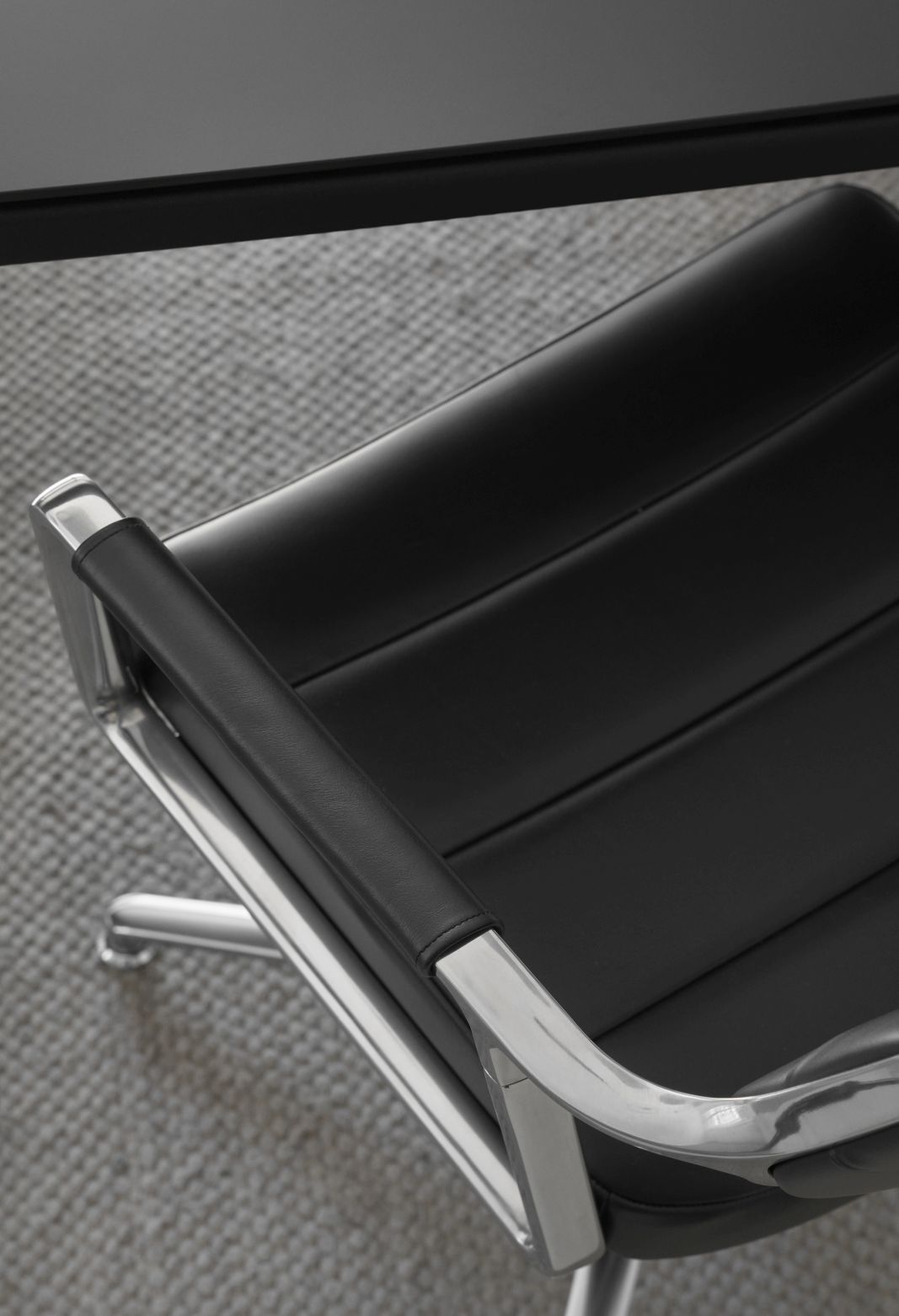 Vipp 453 / Vipp453 Swivel Chair DARK SAND TEXTILE / POLISHED ALUMINUM FRAME WITH CASTERS Vipp SINGLE PIECES