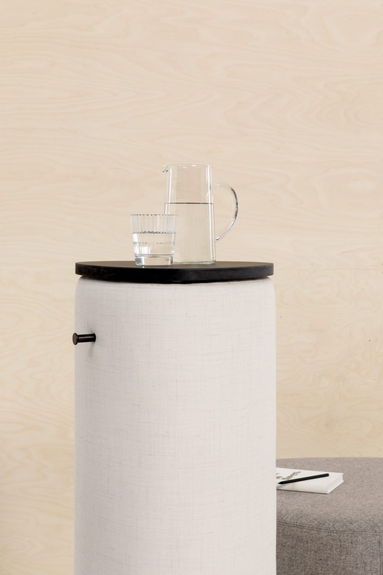 Pully Pillar Meeting table Cascando