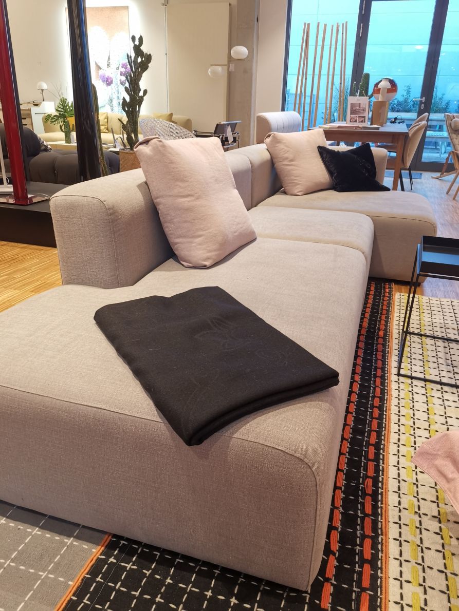 Mags Sofa 3-Seater Combination 4 RIGHT / FABRIC LINARA 103 / WITH CUSHION Hay EXHIBITION PIECES