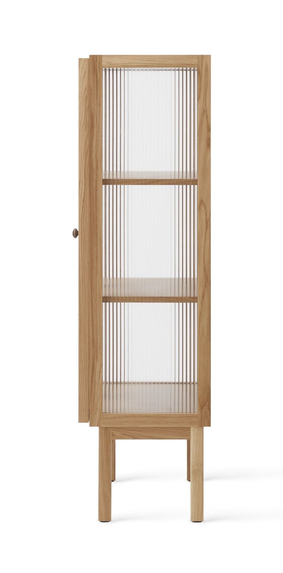 Audo Copenhagen Curiosity Cabinet aus Eiche mit geriffeltem Glas und geöffneter Tür.
