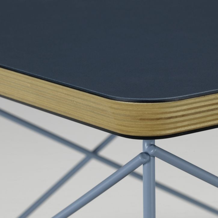 Detailaufnahme des Vitra LTR Beistelltisches in Rauchblau mit Linoleum-Tischplatte und filigranem Drahtgestell.