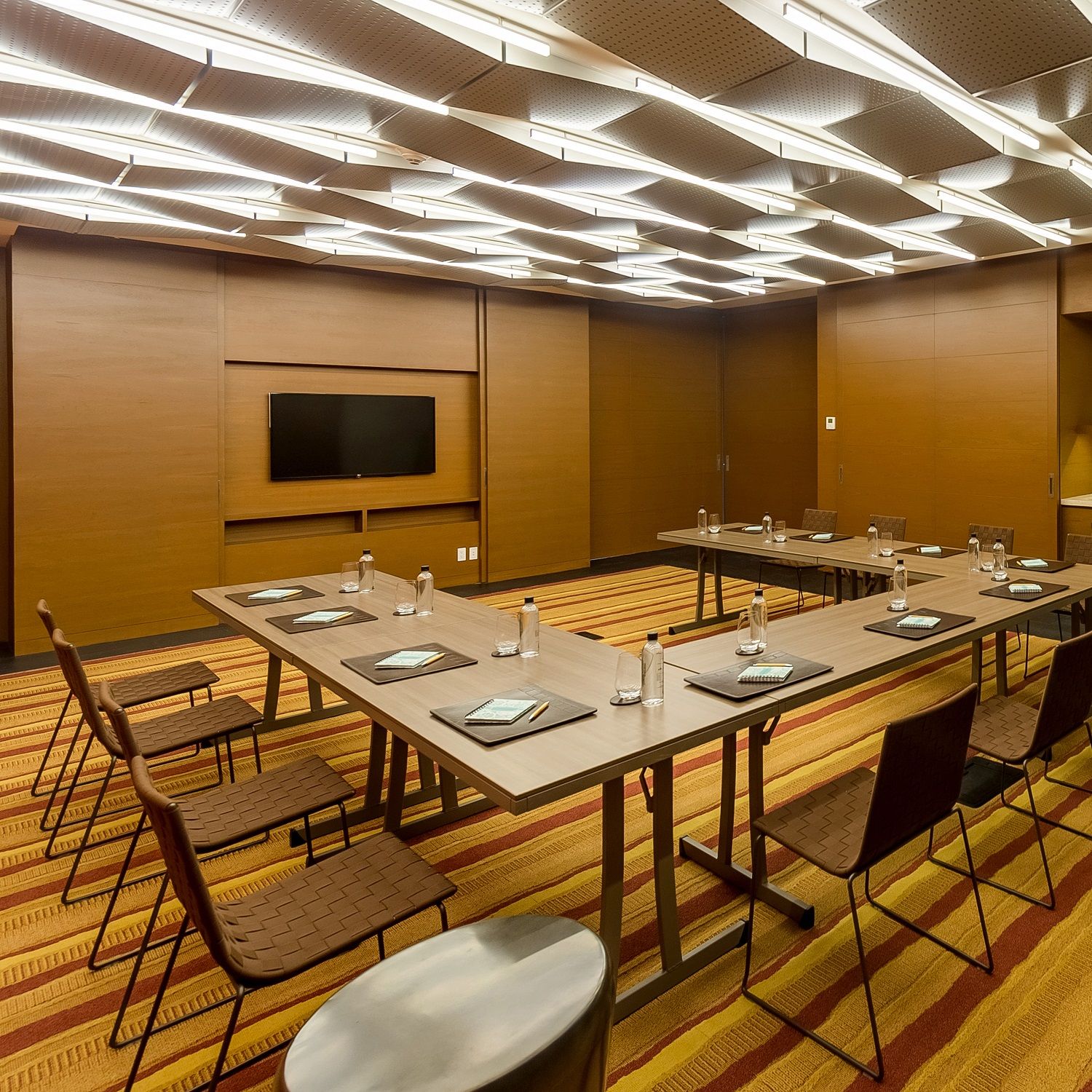 Konferenzraum mit Trenza SI0700 Stühlen von Andreu World, stapelbare Designstühle aus Holz und Metall.
