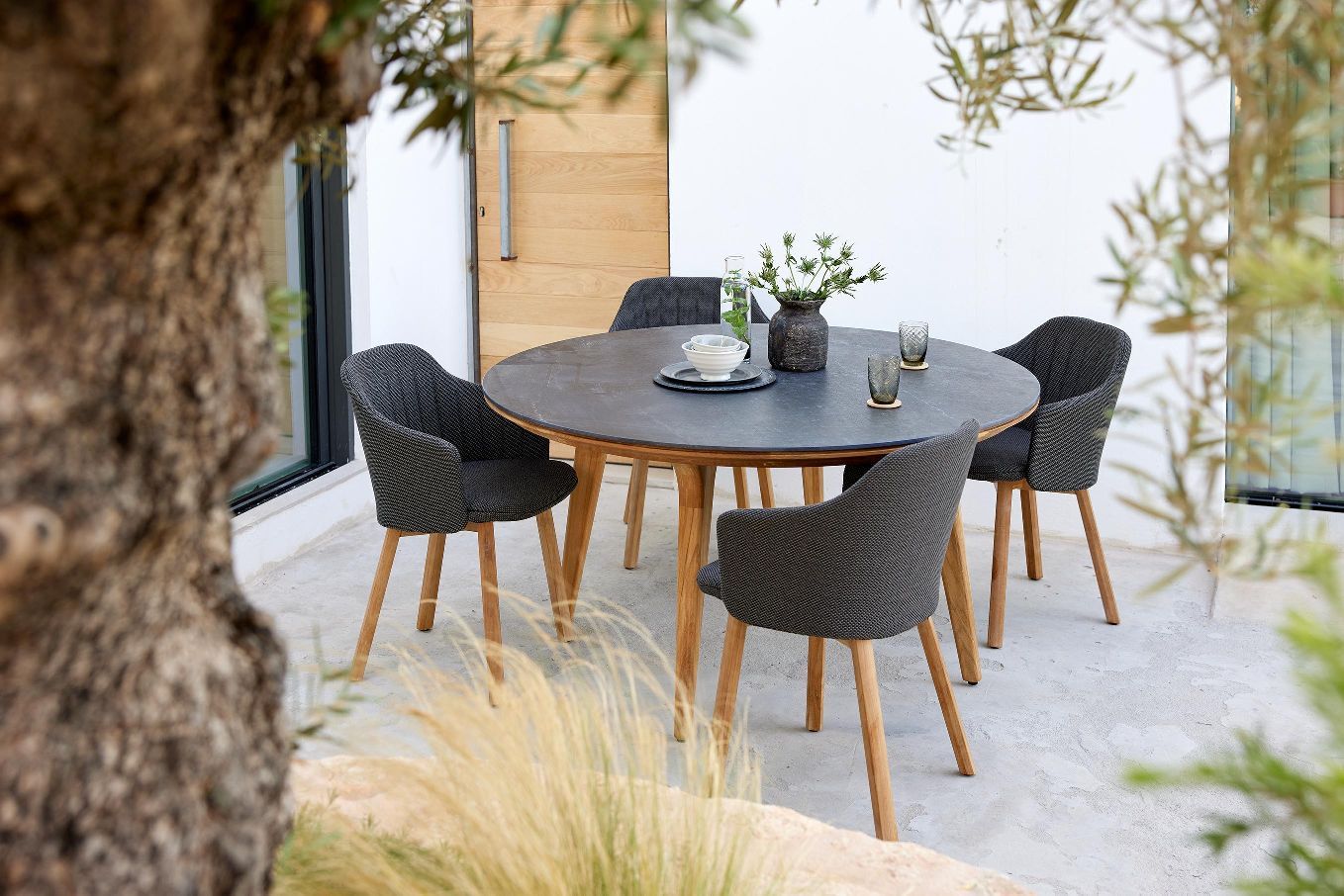 Aspect Table round outdoor dining table Cane-Line
