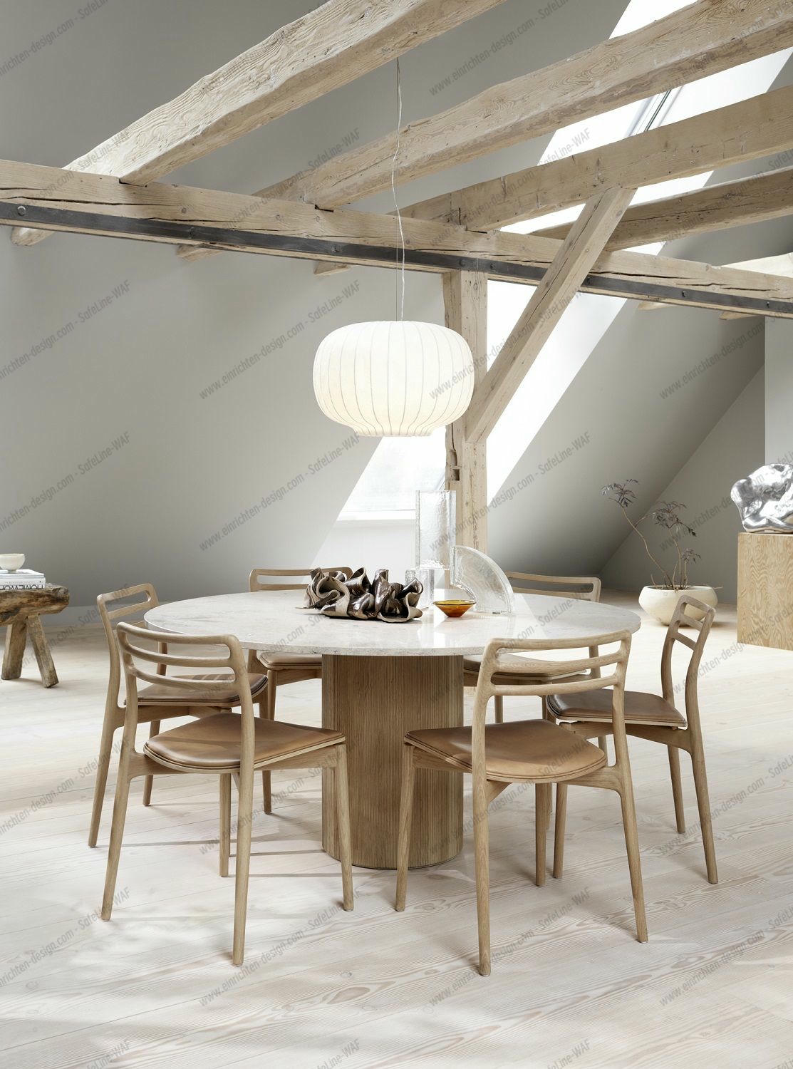 Cabin Table Round Light Oak Vipp