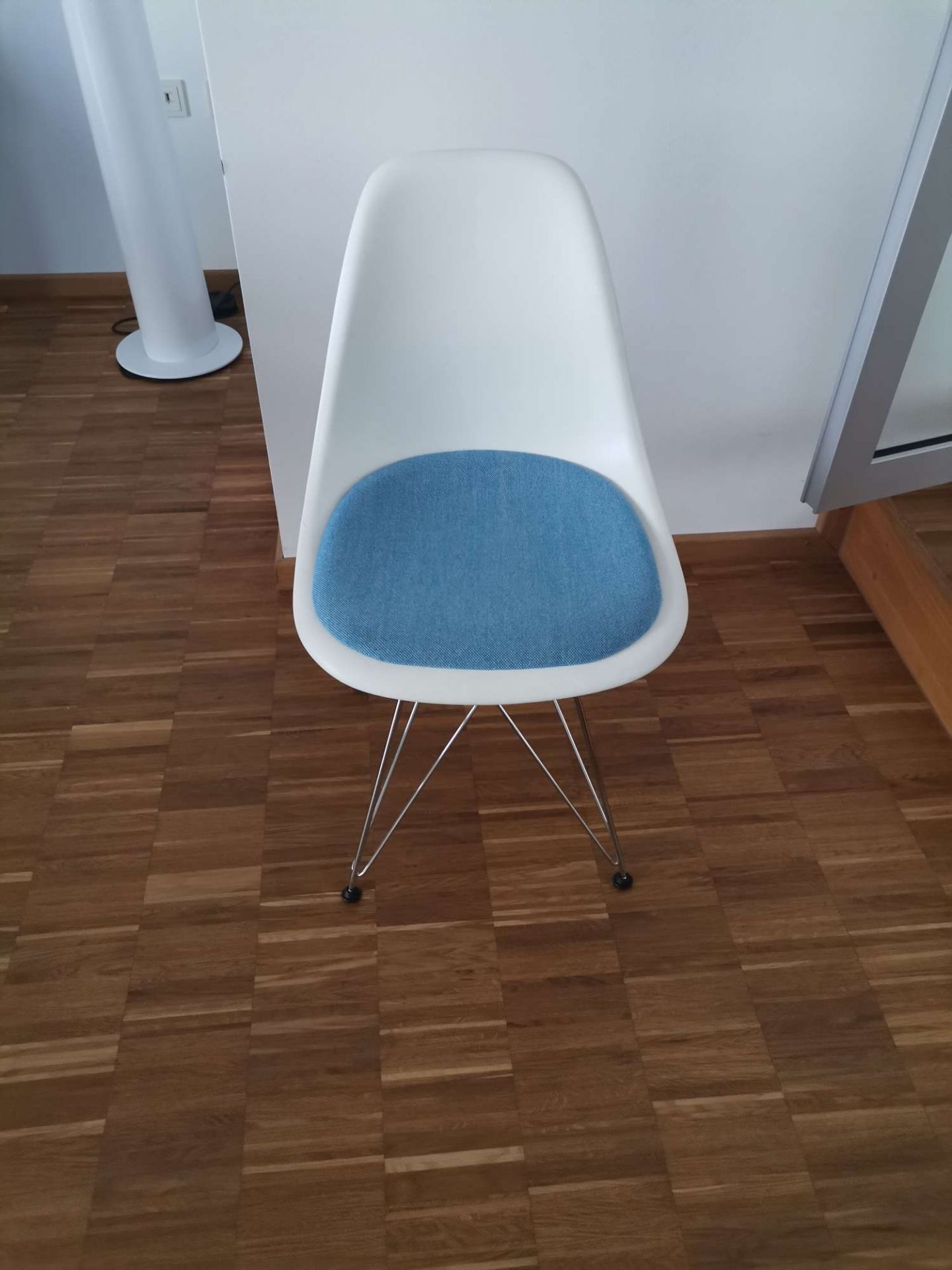 Eames Plastic Side Chair DSR chair with seat cushion Vitra chrome - Hopsak BLUE, WHITE EXHIBITION PIECE (3x available) 
