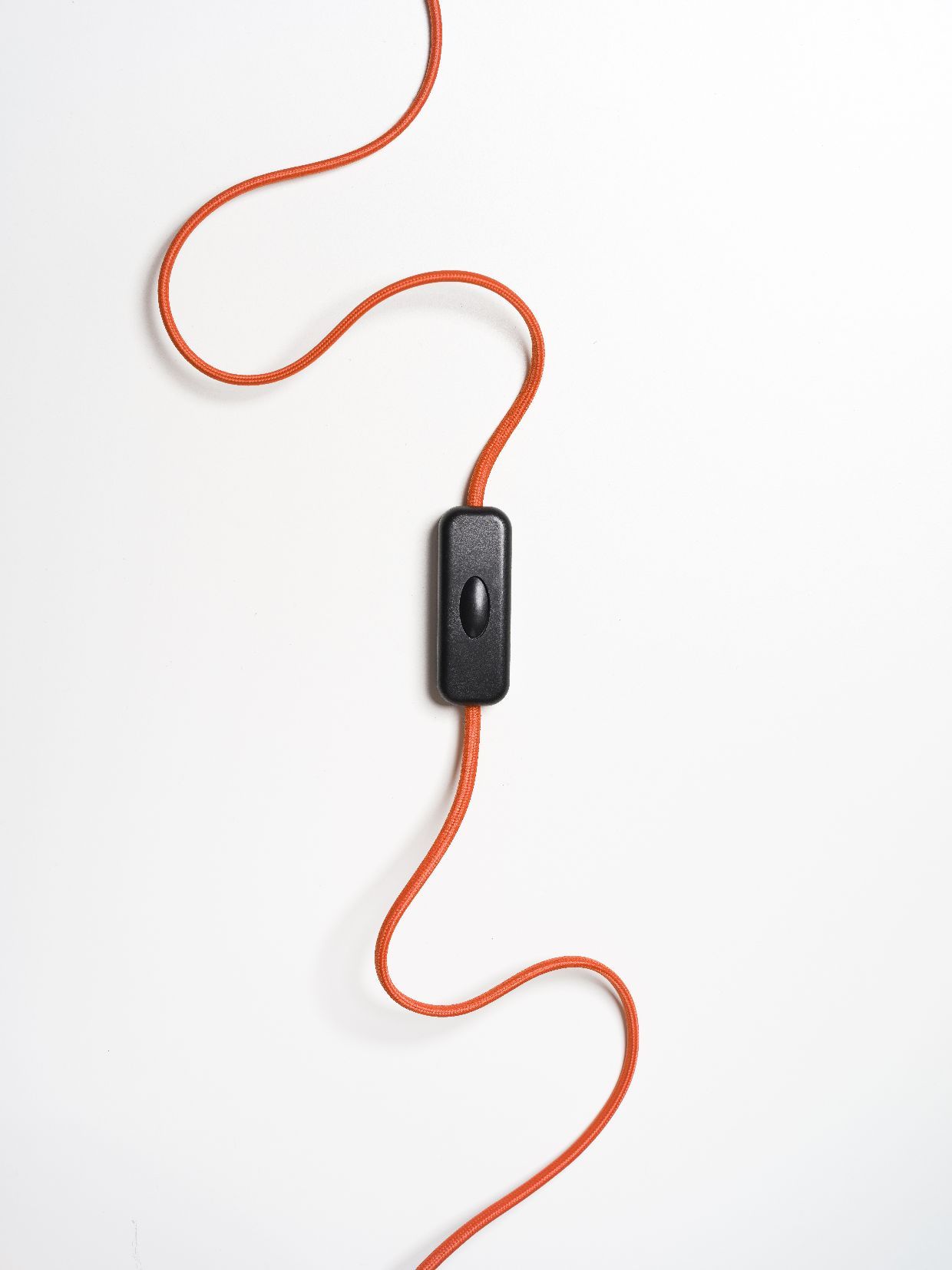 Detailaufnahme des orangefarbenen Kabels mit Schalter der Fireplace Lamp Tischleuchte von Design House Stockholm.