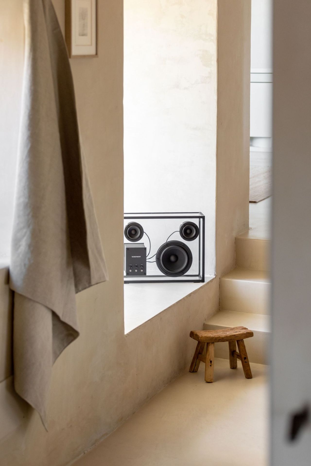 Transparent loudspeaker Transparent
