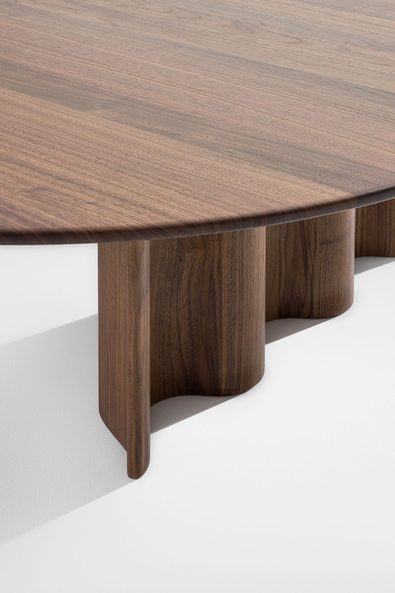 Curtain coffee table round walnut Zeitraum