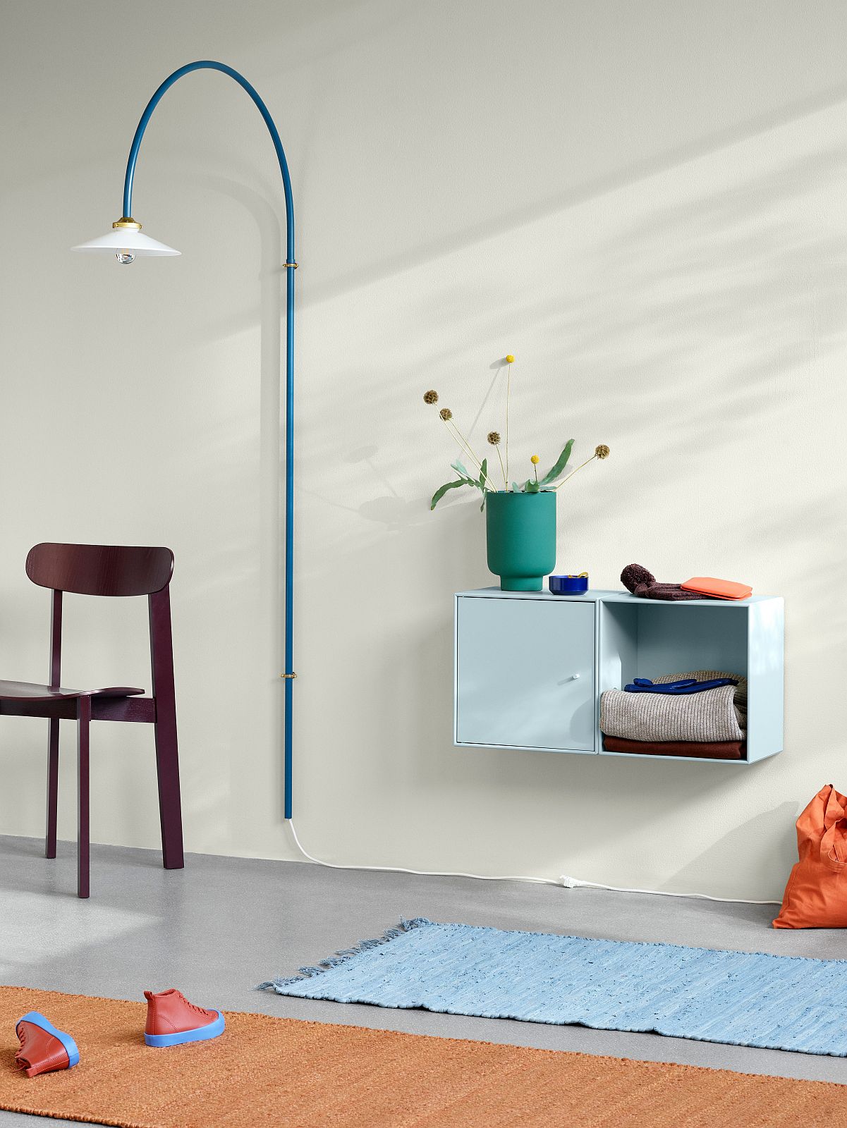 Helles Montana Mini Modul mit Tür, Wandregal für Wohnzimmer und Schlafzimmer.