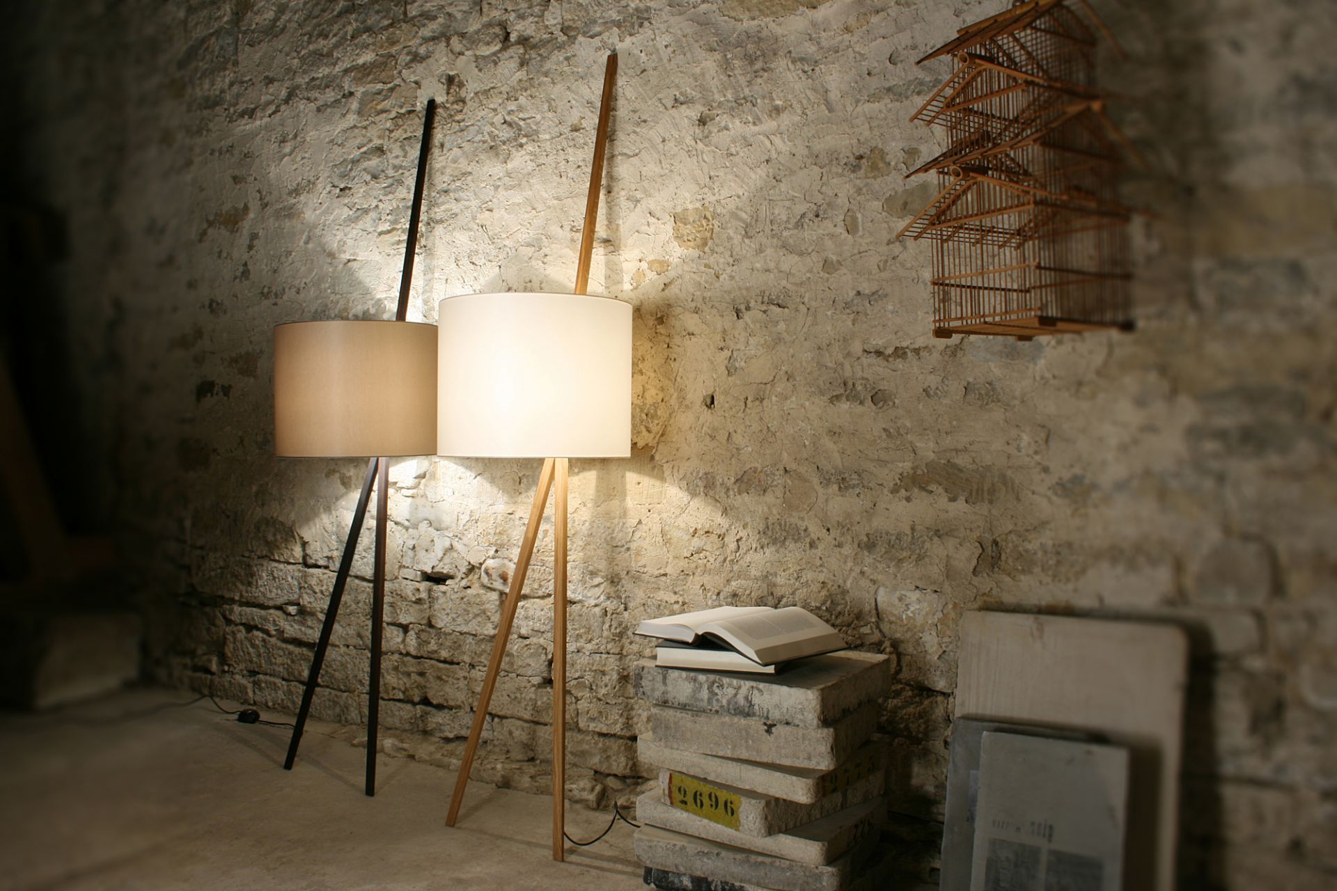 Luca Lean leaning lamp natural oak / white Maigrau
