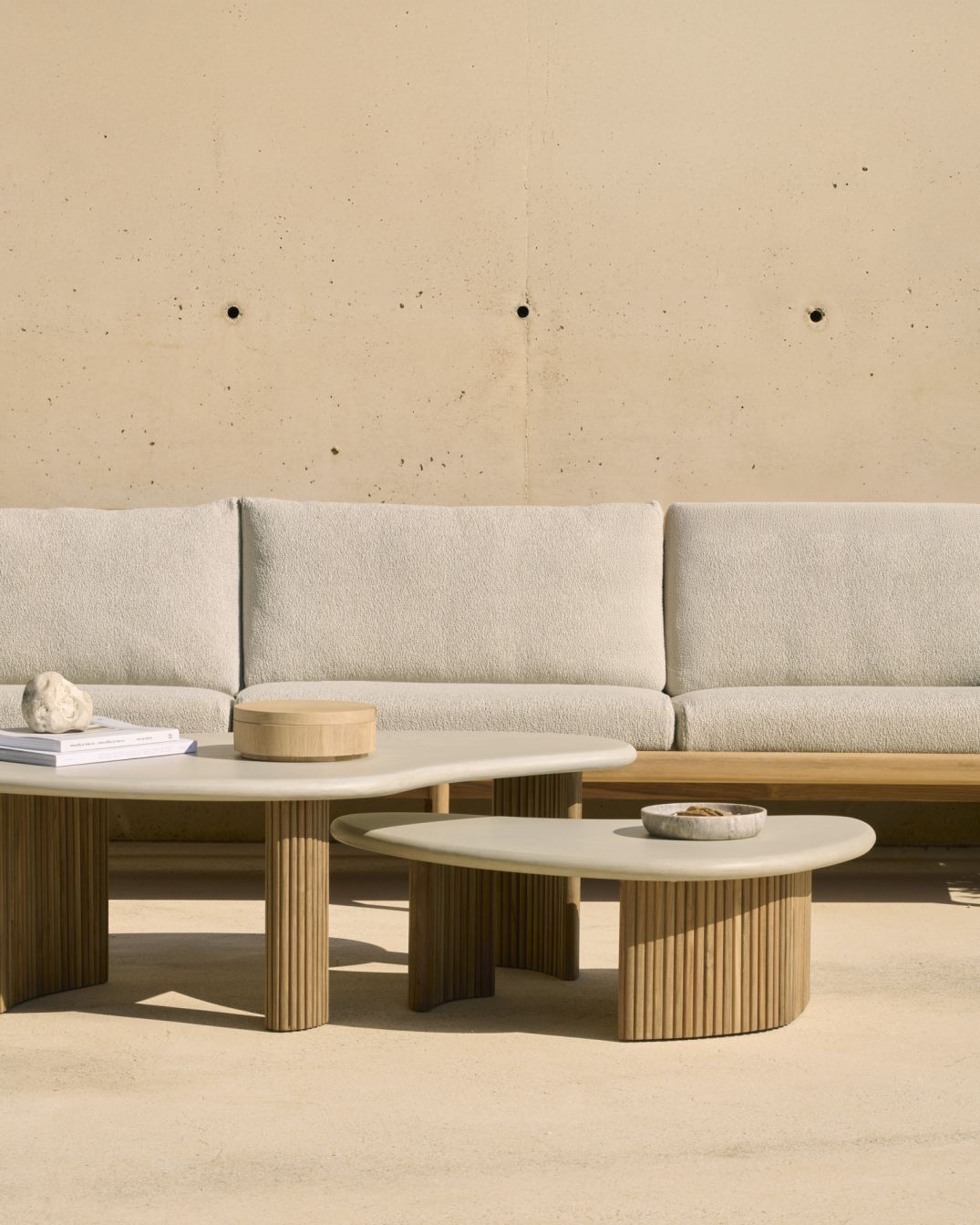 Boomerang coffee table outdoor concrete/teak Ethnicraft