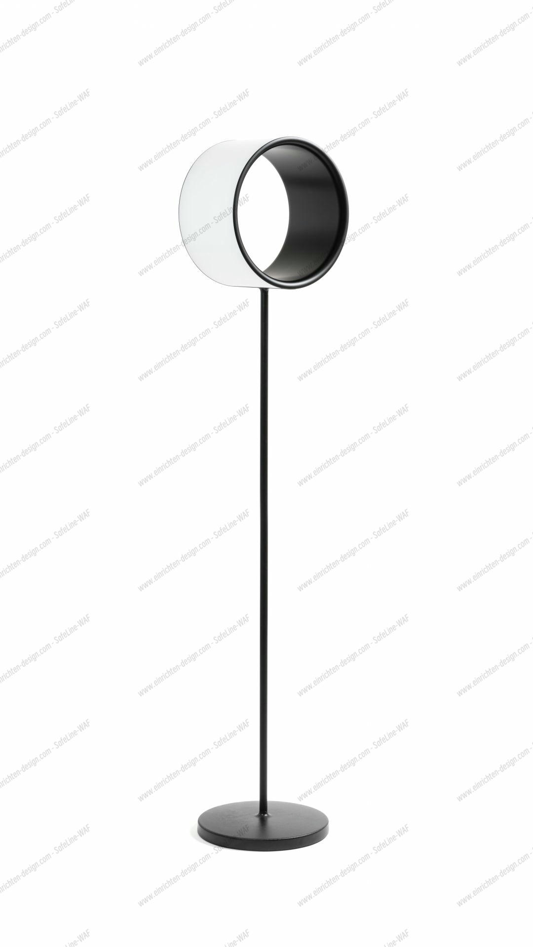 Lost Stehleuchte von Magis: Moderne Stehlampe mit kreisförmigem Lampenschirm in Schwarz und Weiß.