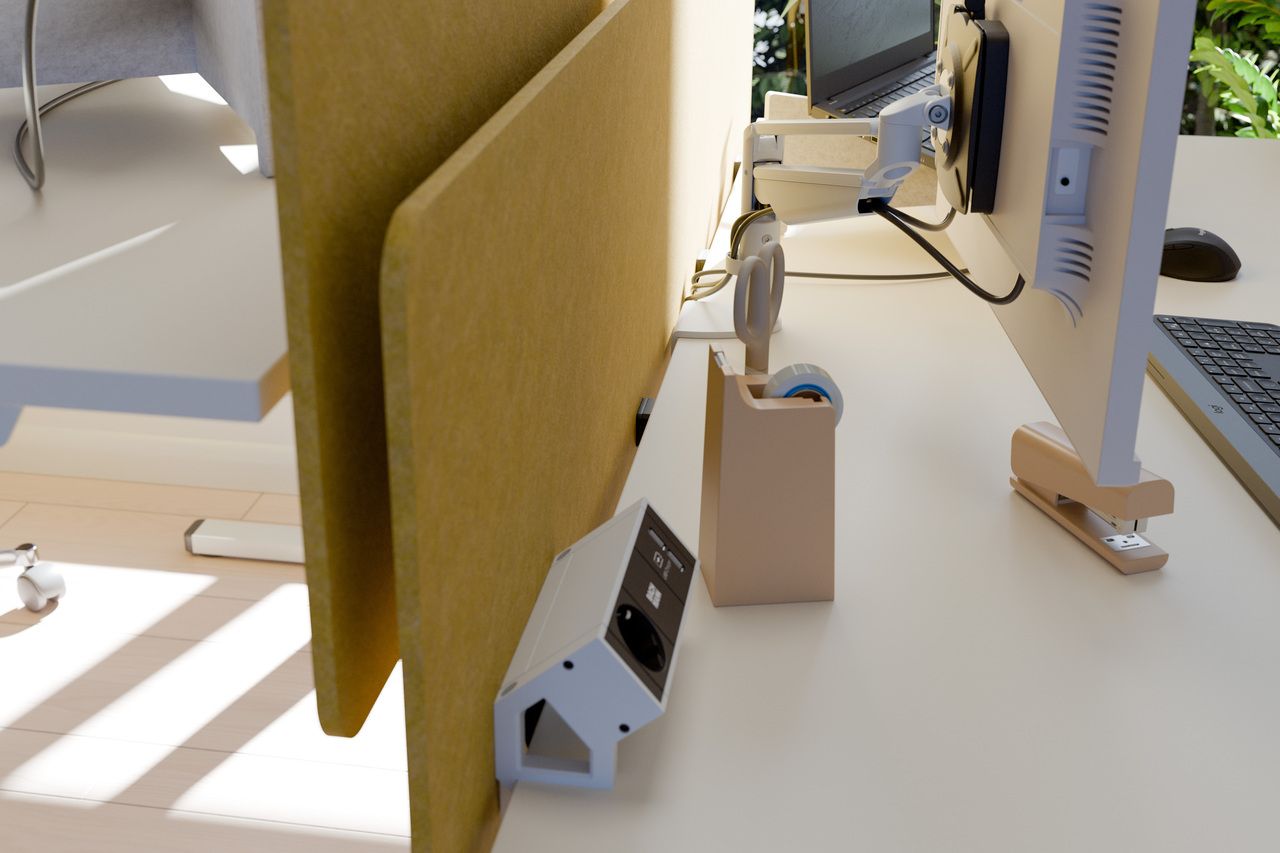 Detailaufnahme eines Palmberg PiD Schreibtischs mit gelber Akustikwand, Steckdosenleiste, Monitor, Tastatur und Büromaterial.