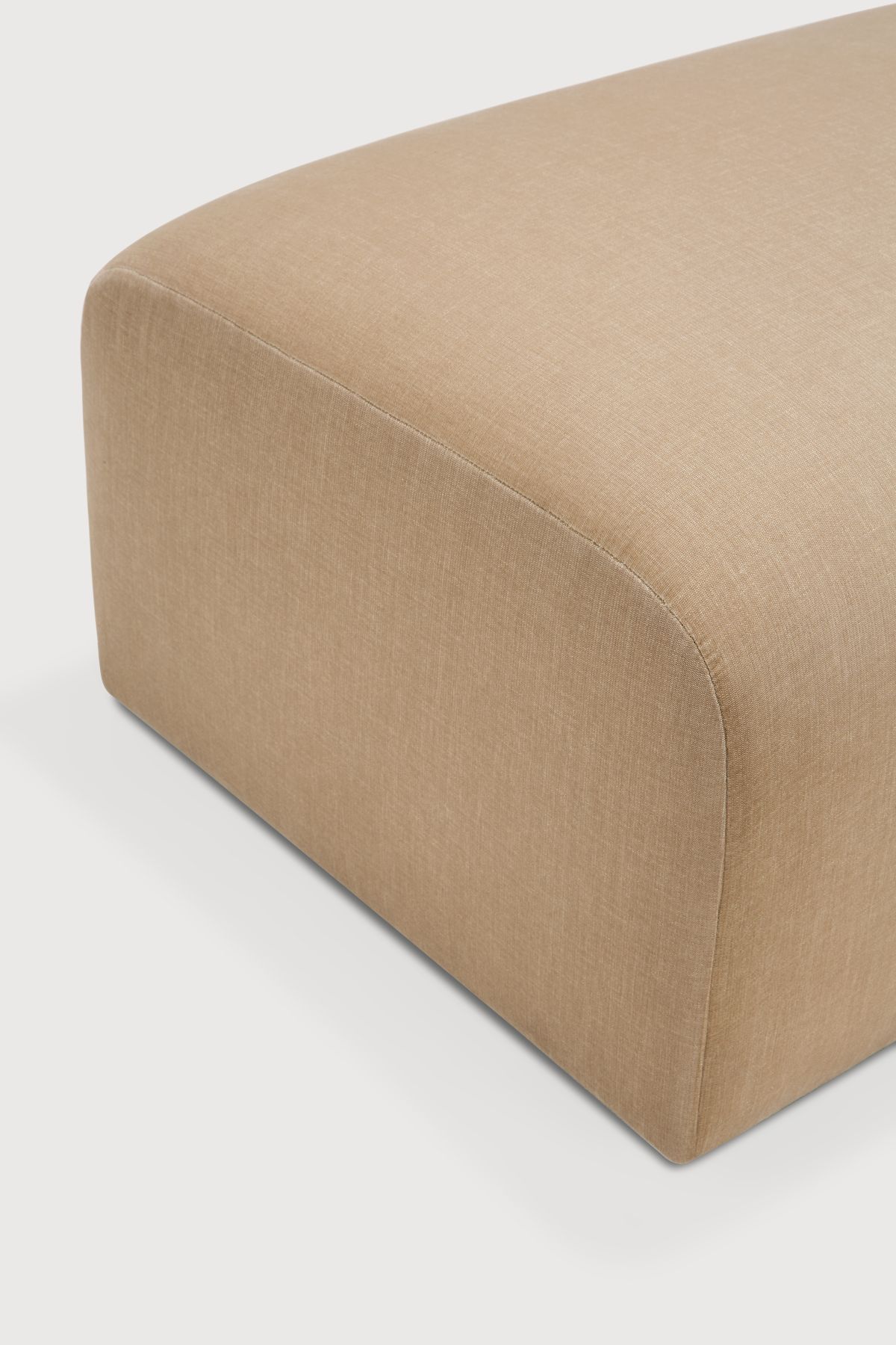 Detailaufnahme des Bulky Polsterhockers von Ethnicraft in hellem Sepia. Gemütlicher Hocker für Wohnzimmer und Lounge.