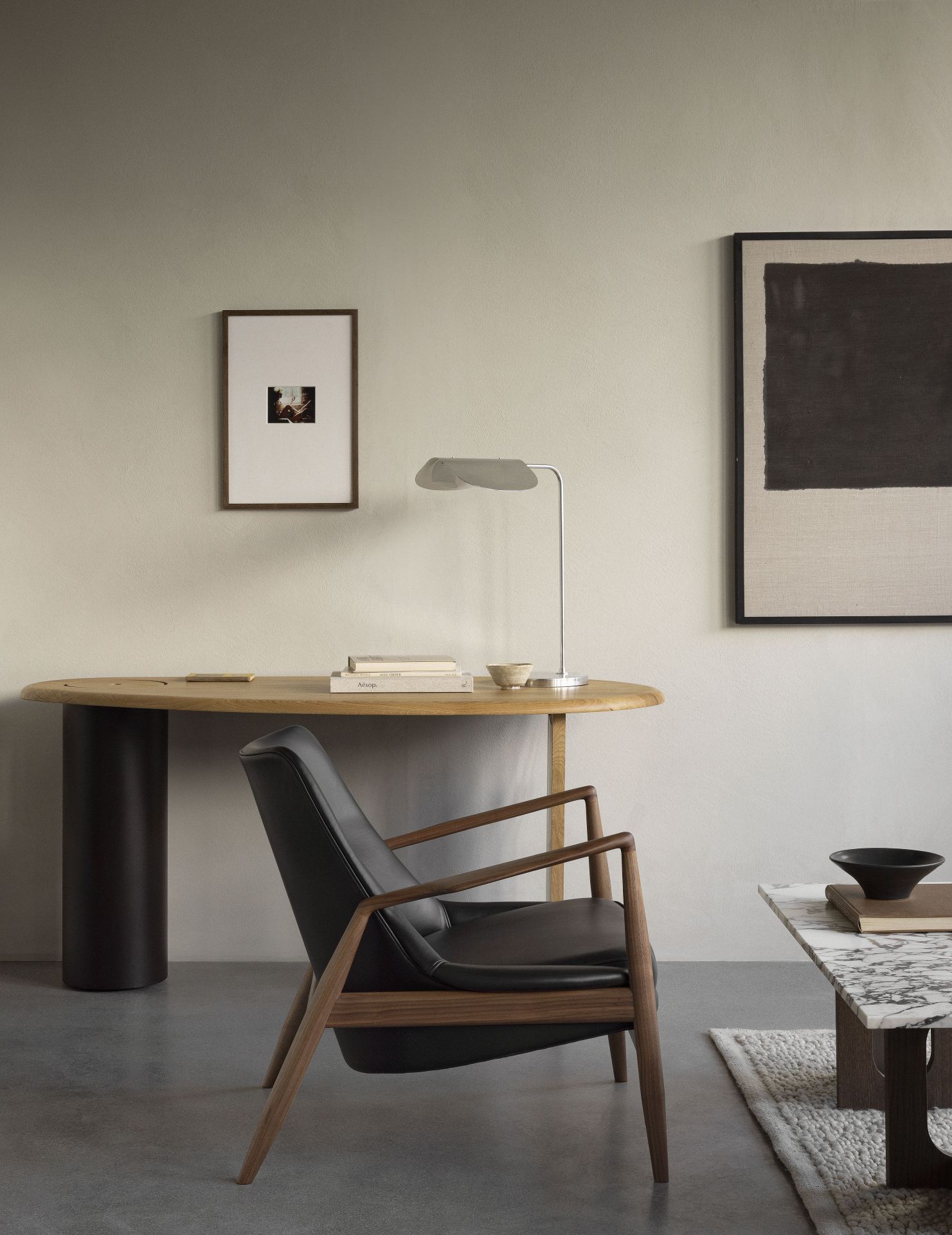 The Eclipse Desk Schreibtisch von Audo Copenhagen mit Stuhl und Tischlampe in minimalistischem Interieur.